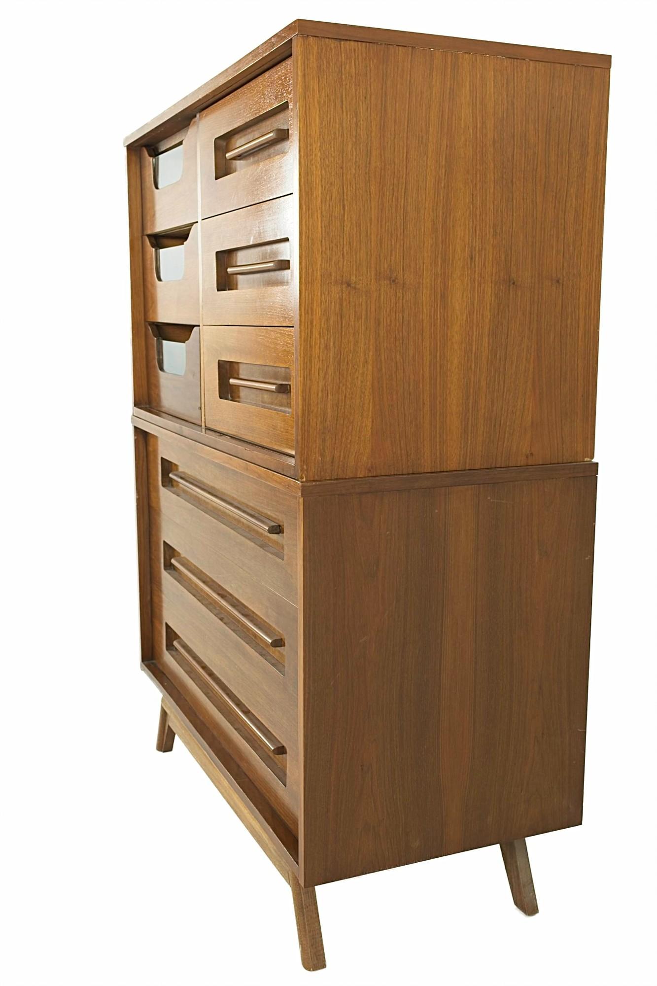 Young Manufacturing Midcentury 2-Piece Walnut Highboy Dresser In Good Condition In Countryside, IL