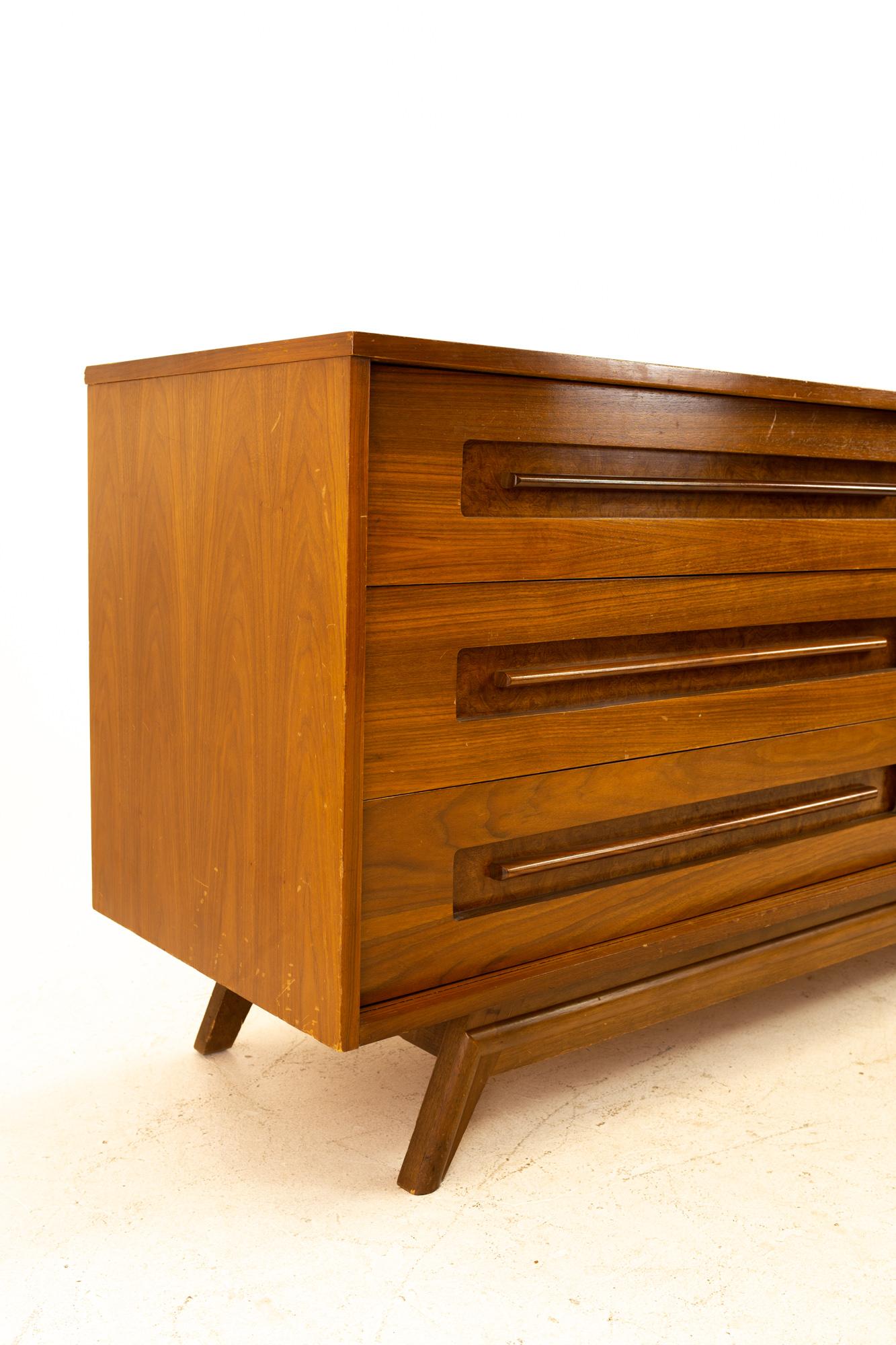 Mid-Century Modern Young Manufacturing Mid Century 9-Drawer Lowboy Dresser For Sale