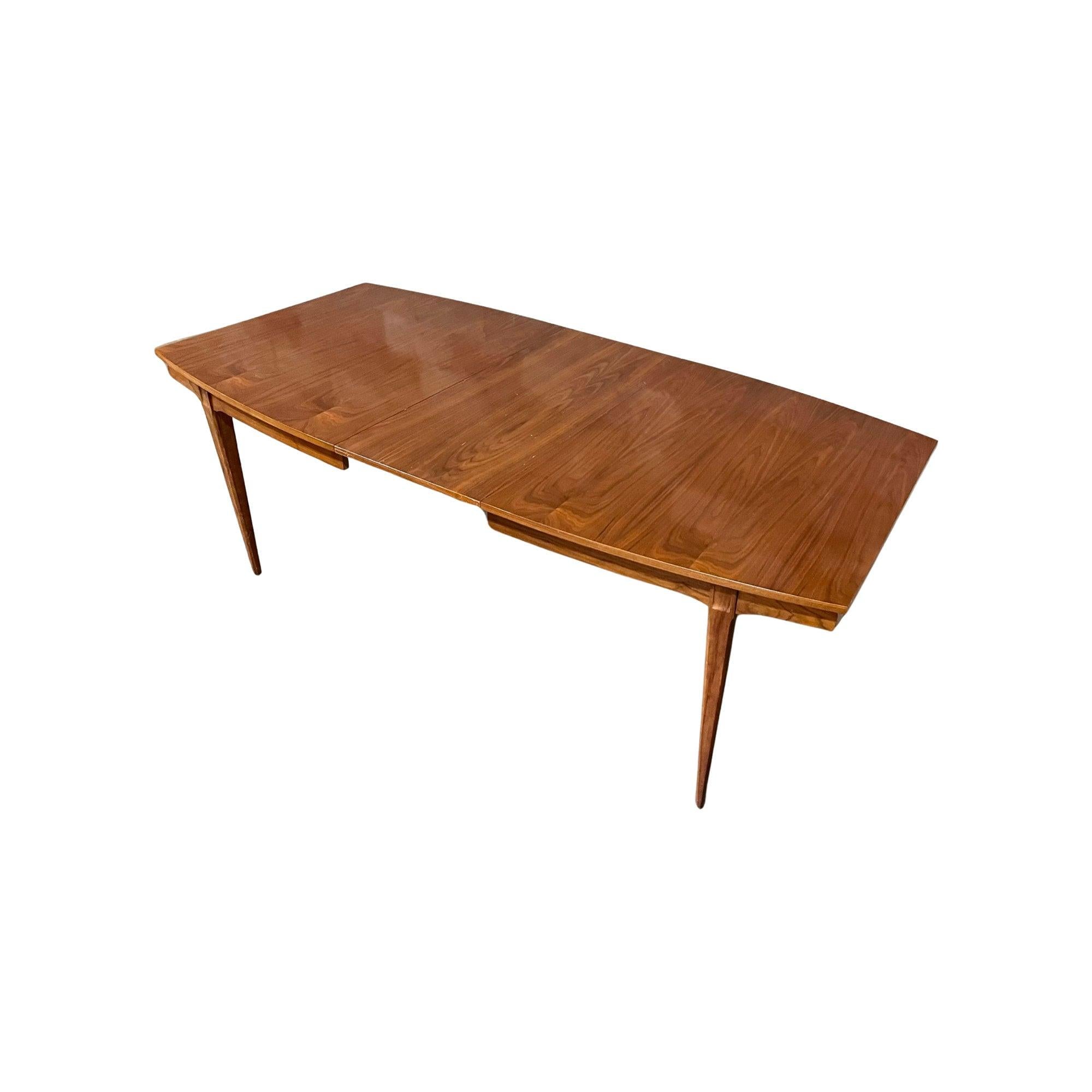 Young Manufacturing Vintage Mid Century Modern Walnut Dining Table c. 1960s In Good Condition In Denville, NJ
