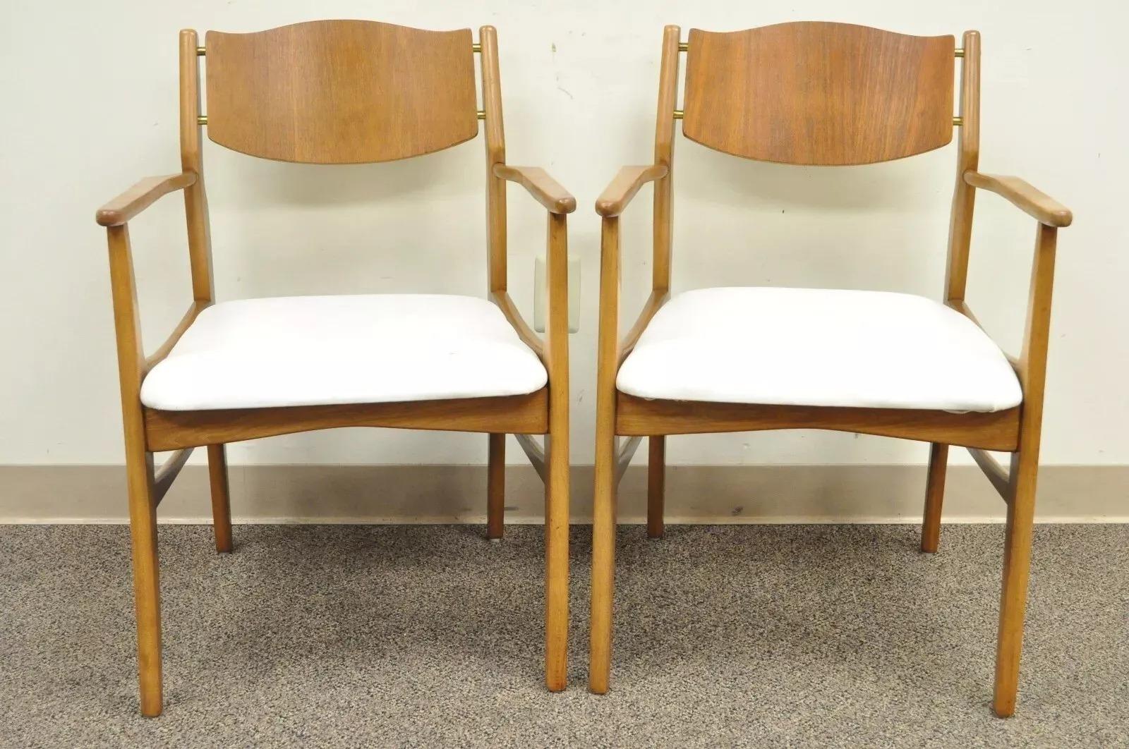Young Mfg Mid Century Danish Modern Walnut Teak Curved Dining Arm Chair - Pair. L'articolo presenta cornici in legno di noce, schienali in legno curvato con impiallacciatura in teak, accenti in ottone e linee pulite e moderne. Circa metà del XX