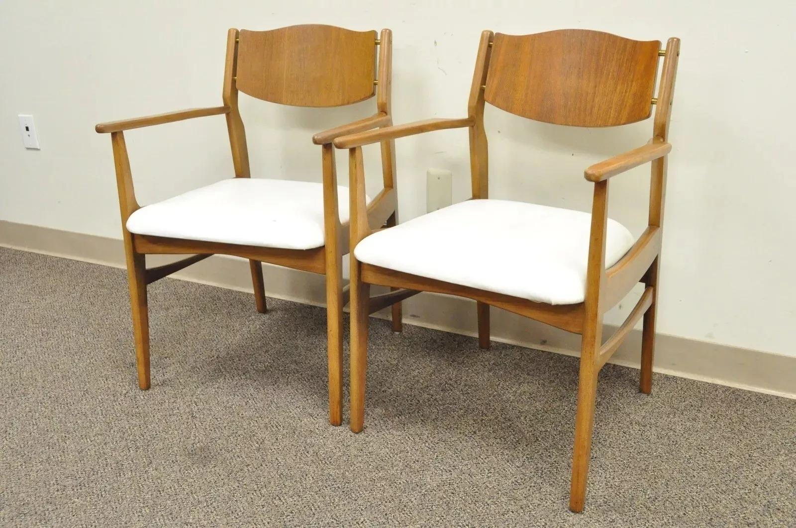 Mid-Century moderno Young Mfg Sedie da pranzo curve in teak e noce della metà del secolo scorso - coppia in vendita