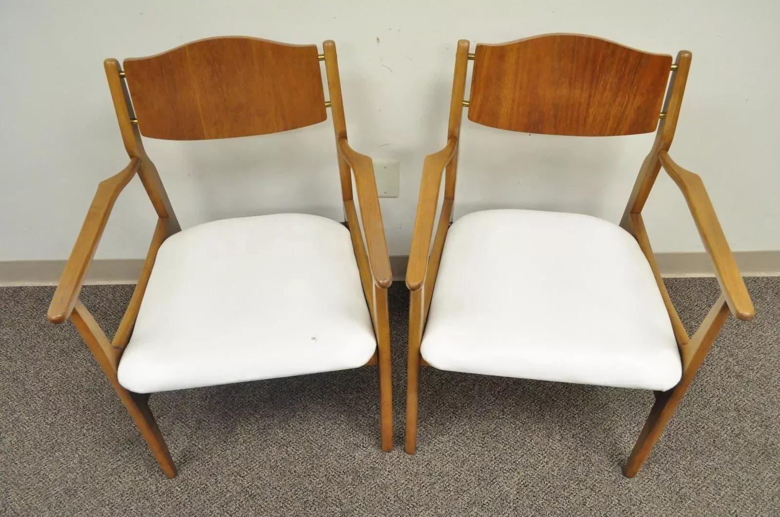 Sconosciuto Young Mfg Sedie da pranzo curve in teak e noce della metà del secolo scorso - coppia in vendita