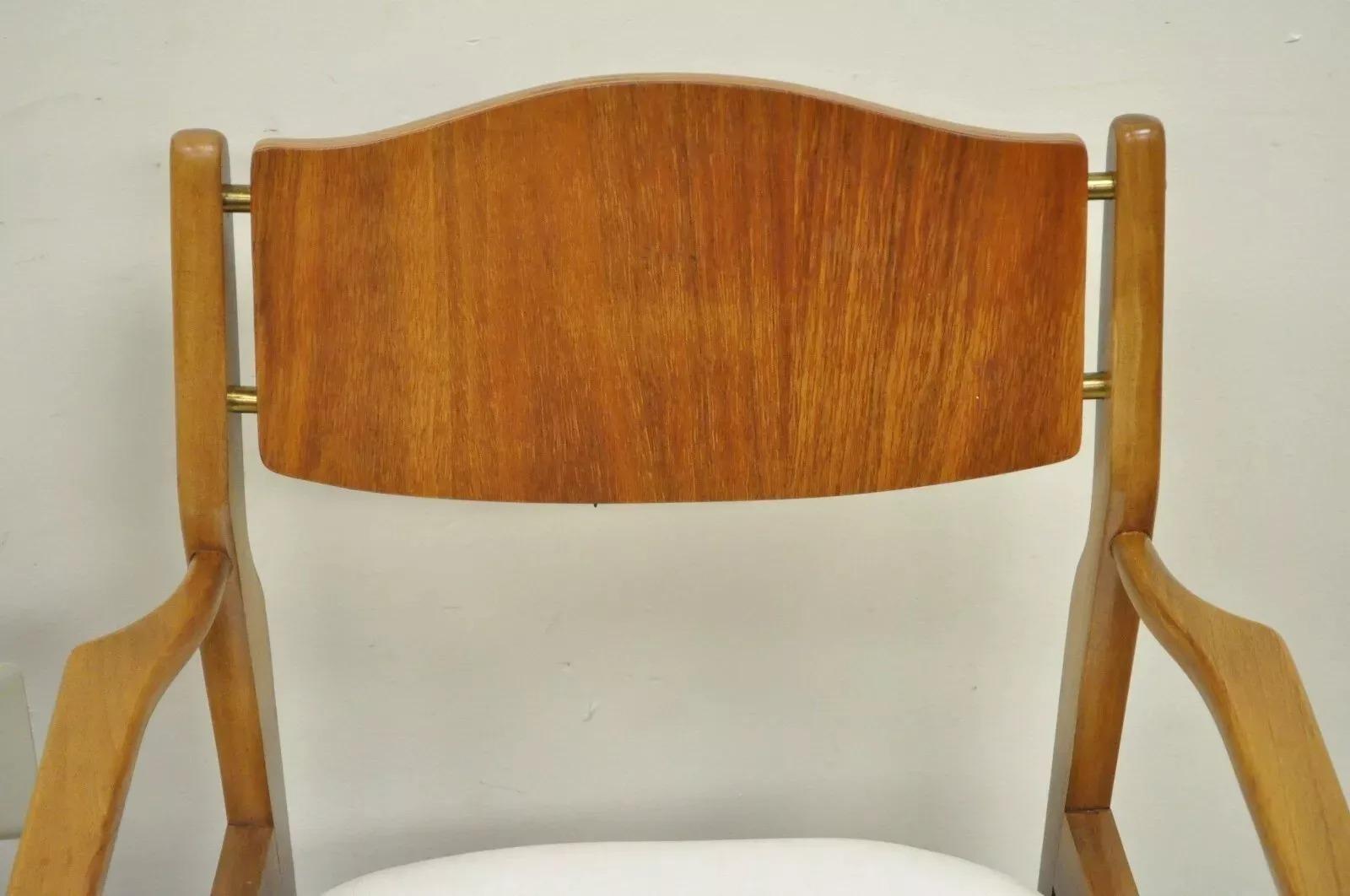 Young Mfg Sedie da pranzo curve in teak e noce della metà del secolo scorso - coppia In condizioni buone in vendita a Philadelphia, PA