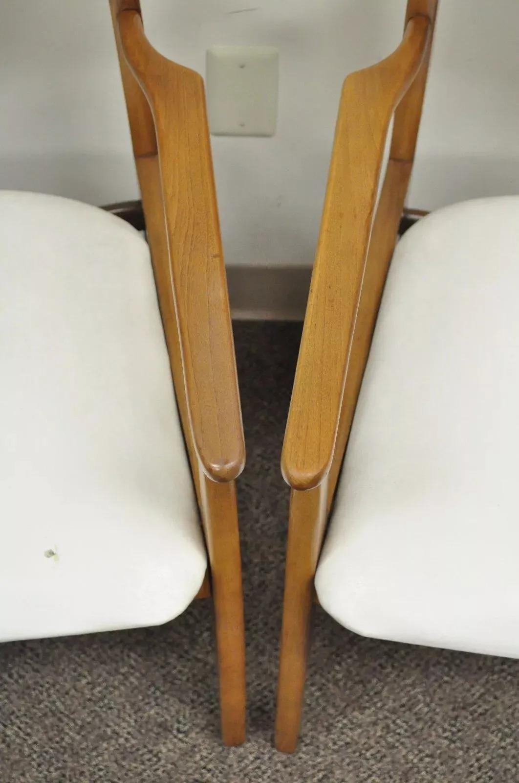 Noce Young Mfg Sedie da pranzo curve in teak e noce della metà del secolo scorso - coppia in vendita