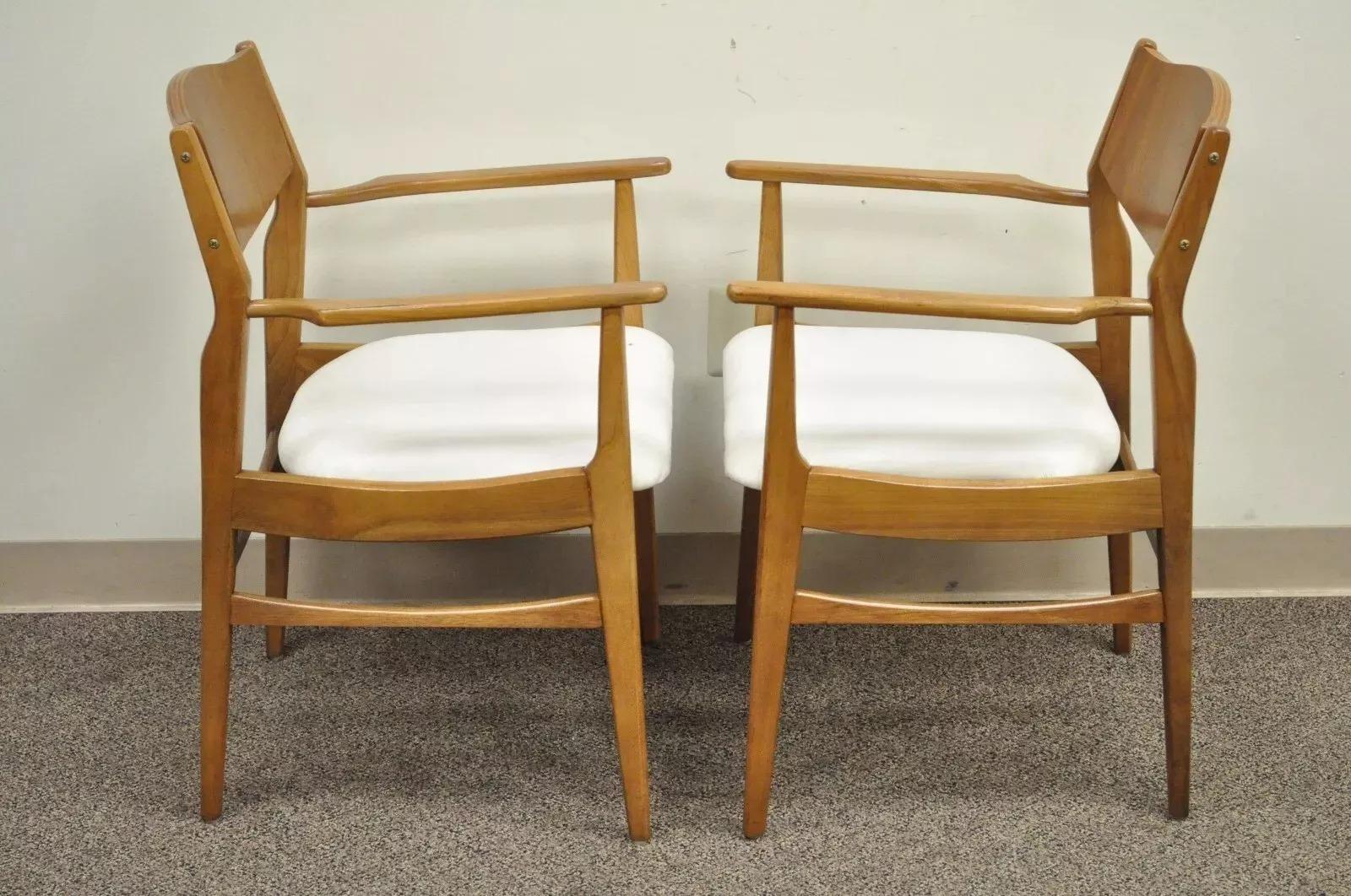 Young Mfg Sedie da pranzo curve in teak e noce della metà del secolo scorso - coppia in vendita 2