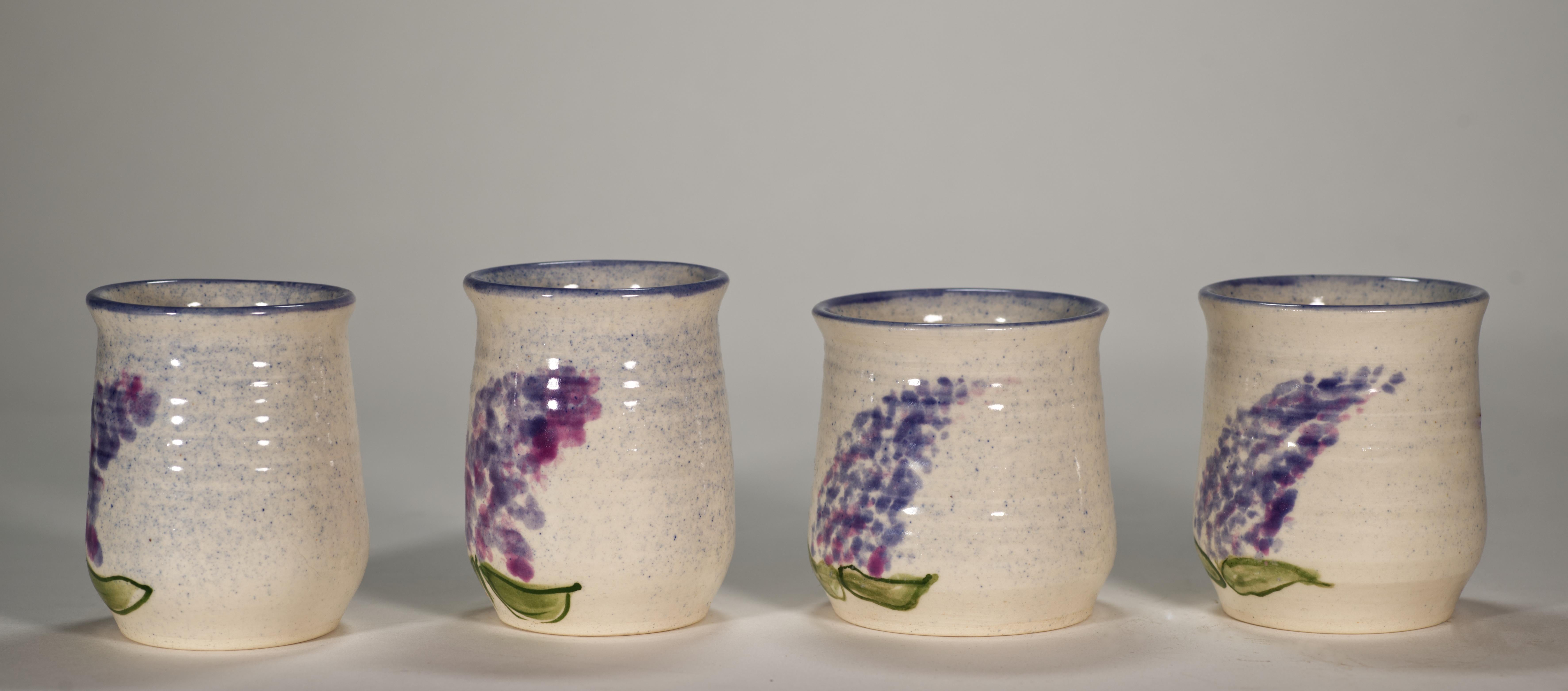 Américain Jeune poterie sapling set de 4 verres Décoration lilas, New York Studio Pottery en vente