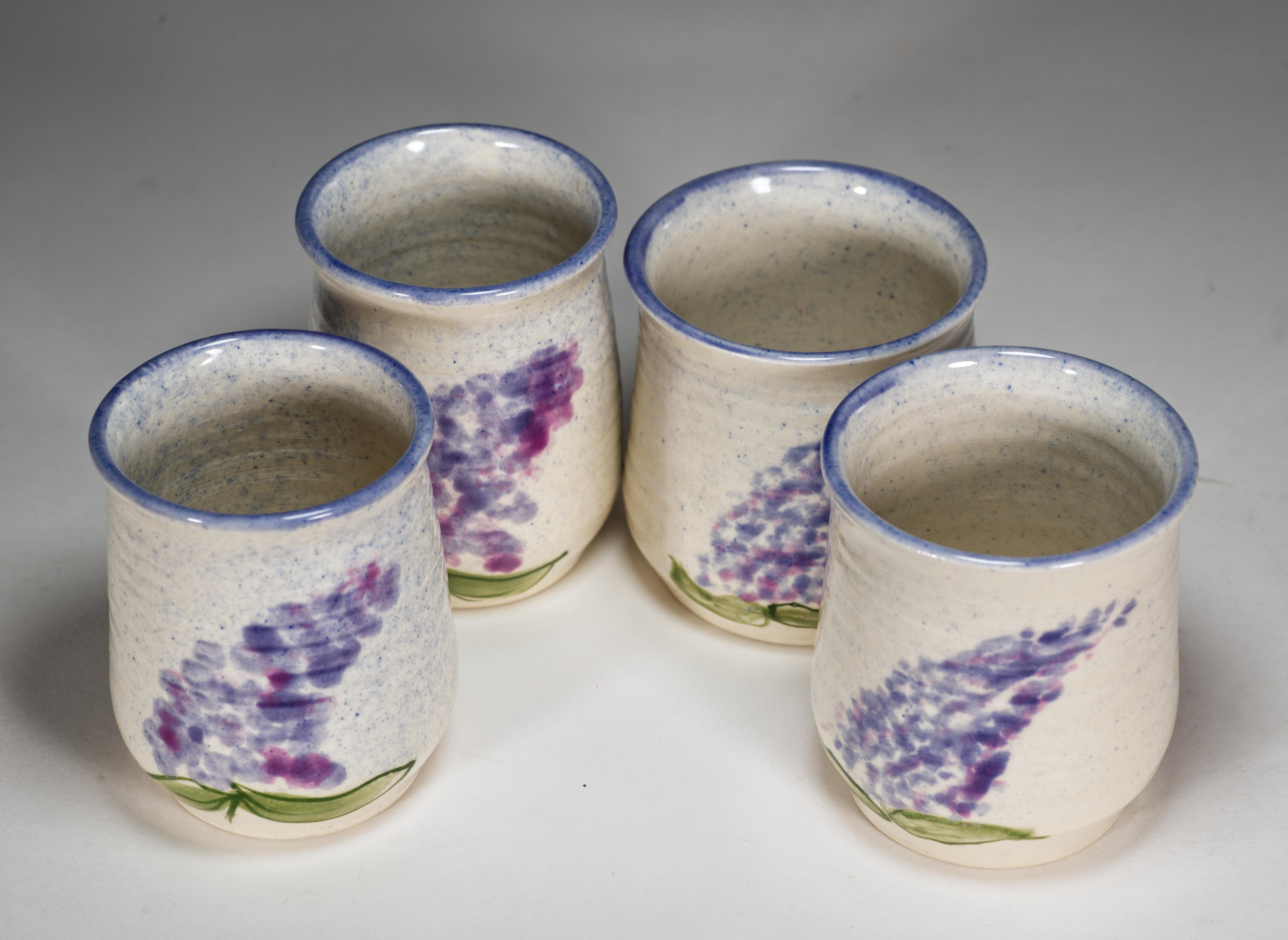 Fait main Jeune poterie sapling set de 4 verres Décoration lilas, New York Studio Pottery en vente