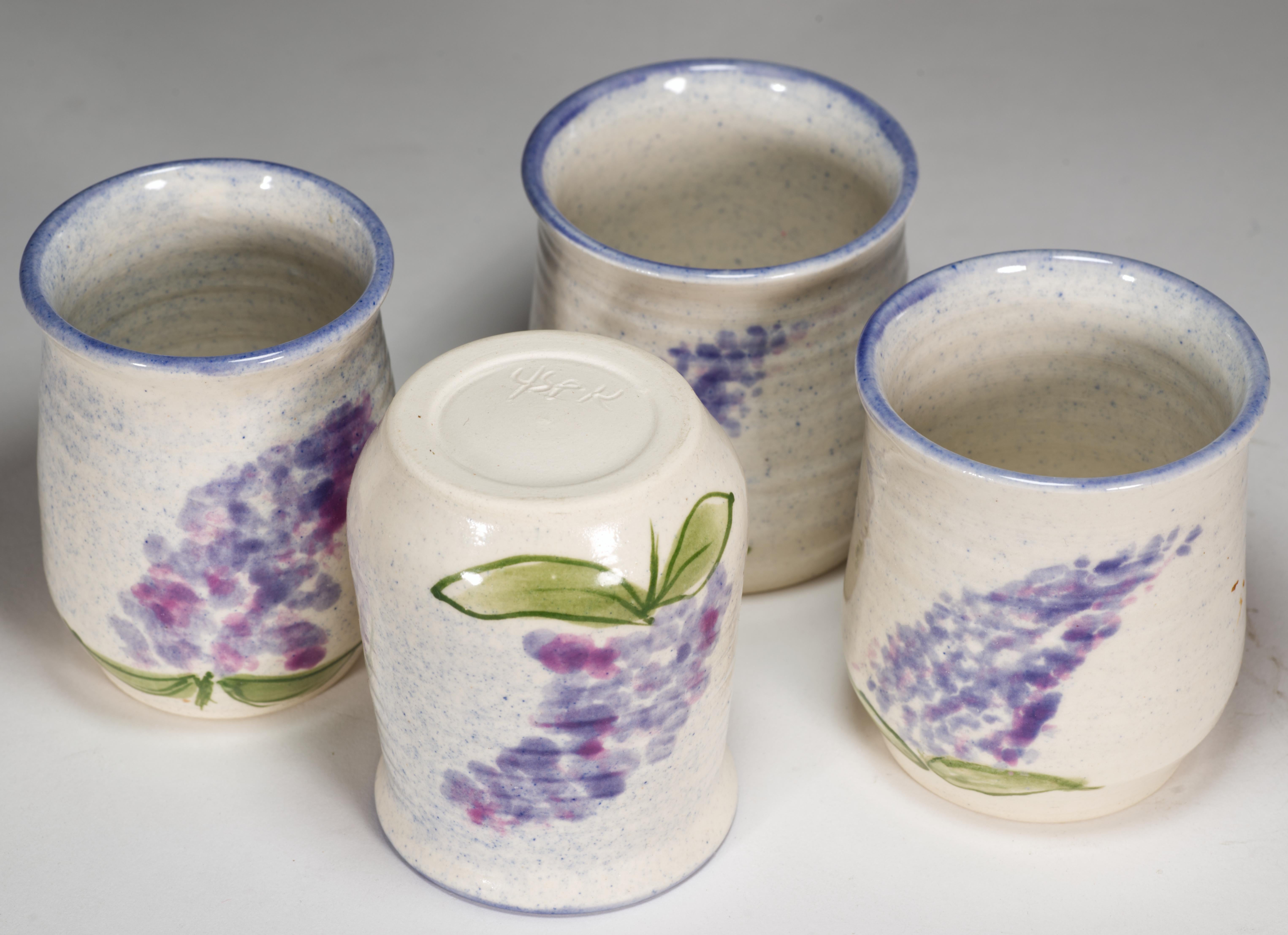 Jeune poterie sapling set de 4 verres Décoration lilas, New York Studio Pottery Bon état - En vente à Clifton Springs, NY