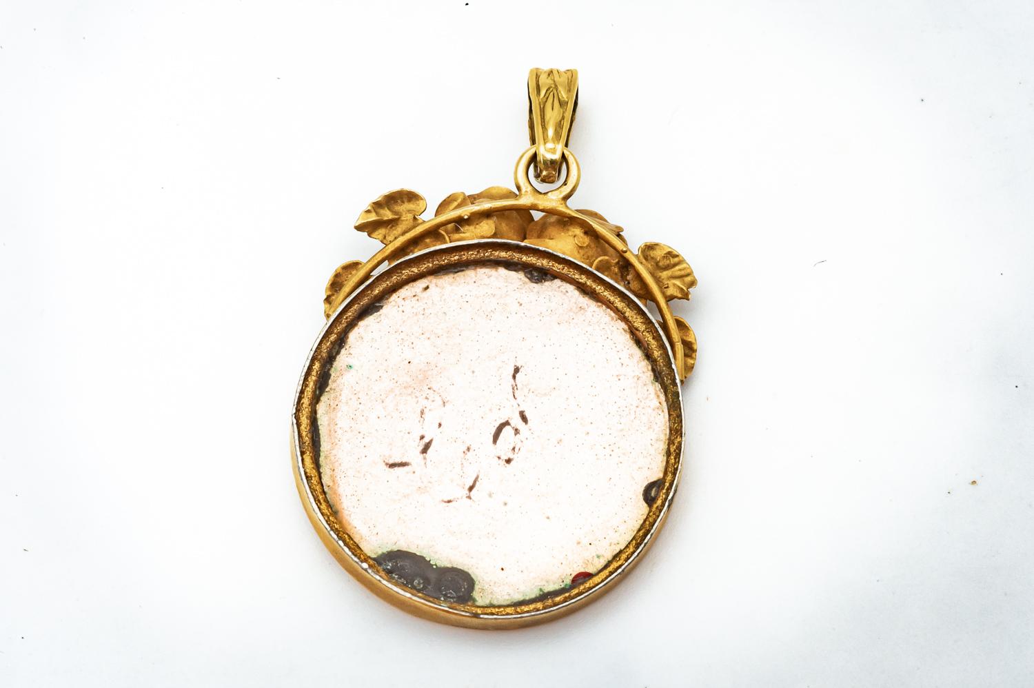 Young Sister Religious Pendant Yellow Gold 18 Karat In Excellent Condition For Sale In Vannes, FR