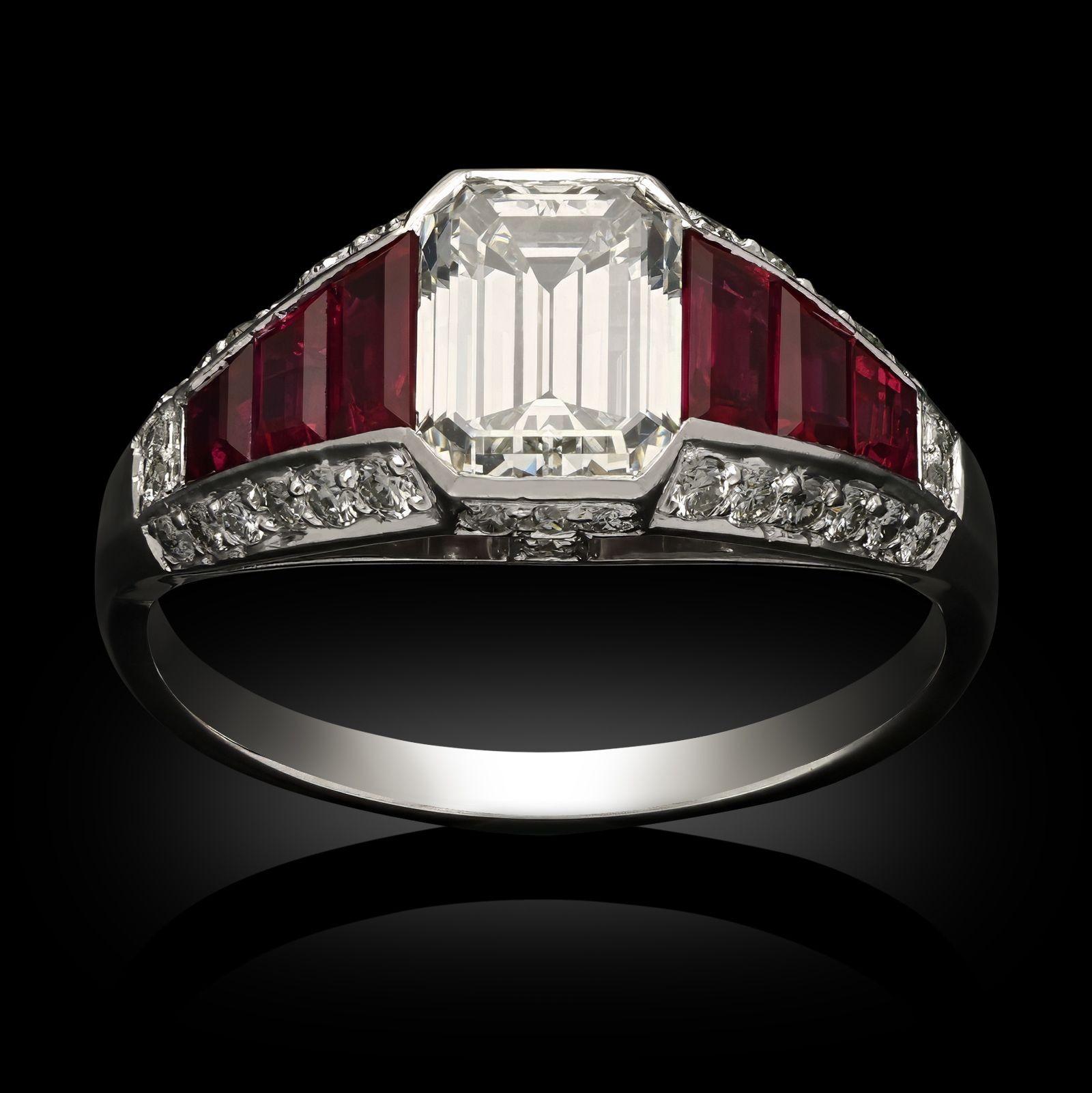 Créateur :
Young & Stephens
Résumé :
Bague à diamant et rubis de 1,35ct, taille émeraude
Description :
Bague en platine ornée d'un diamant de taille émeraude et d'un rubis calibré, vers 1980. La bague est sertie au centre d'un diamant des années