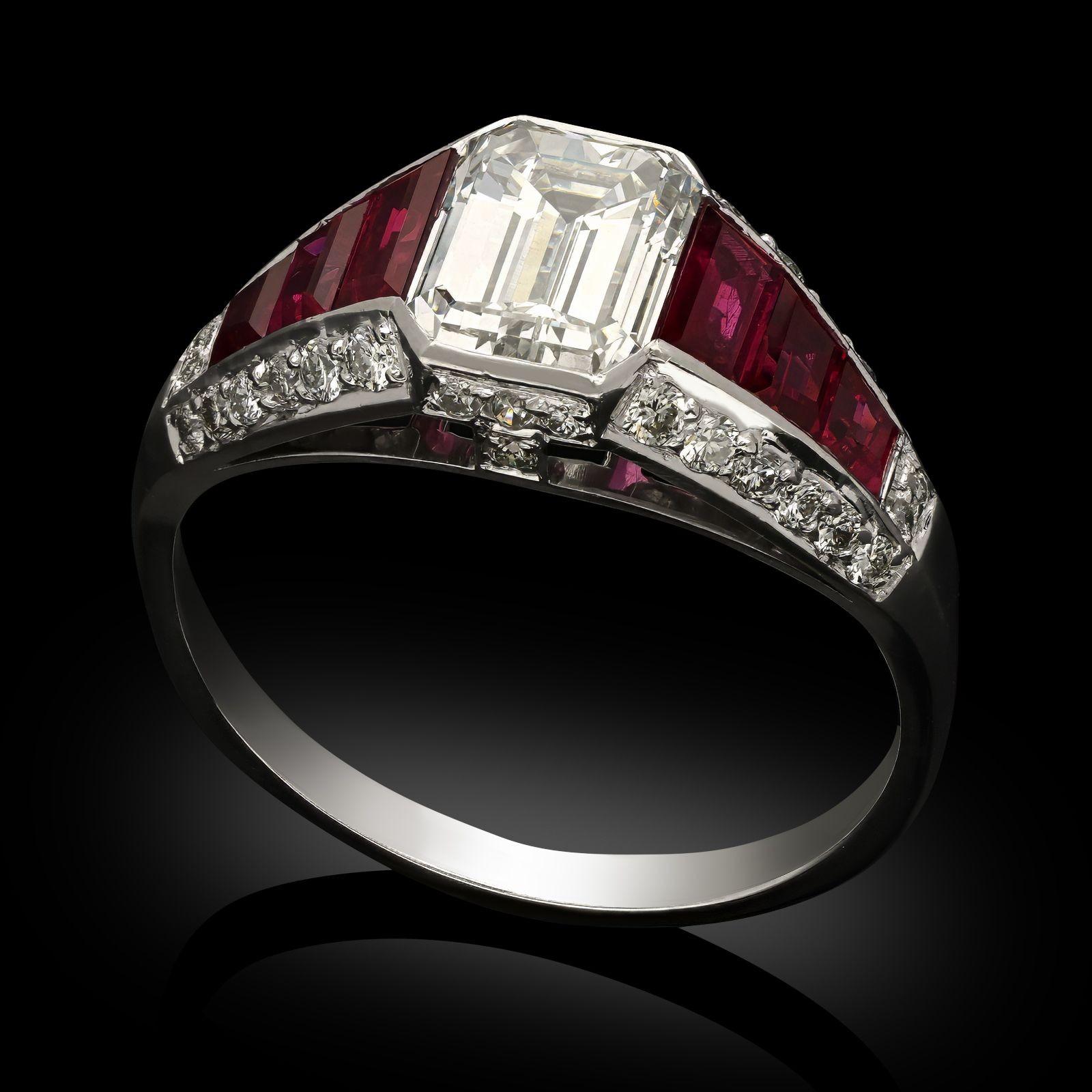 Taille émeraude Young & Stephens Bague de 1,35ct diamant taille émeraude et rubis circa 1985 en vente