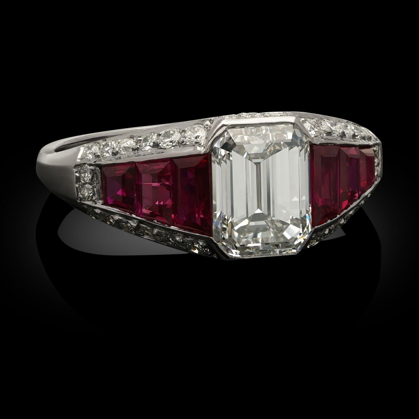 Young & Stephens Bague de 1,35ct diamant taille émeraude et rubis circa 1985 Bon état - En vente à London, GB