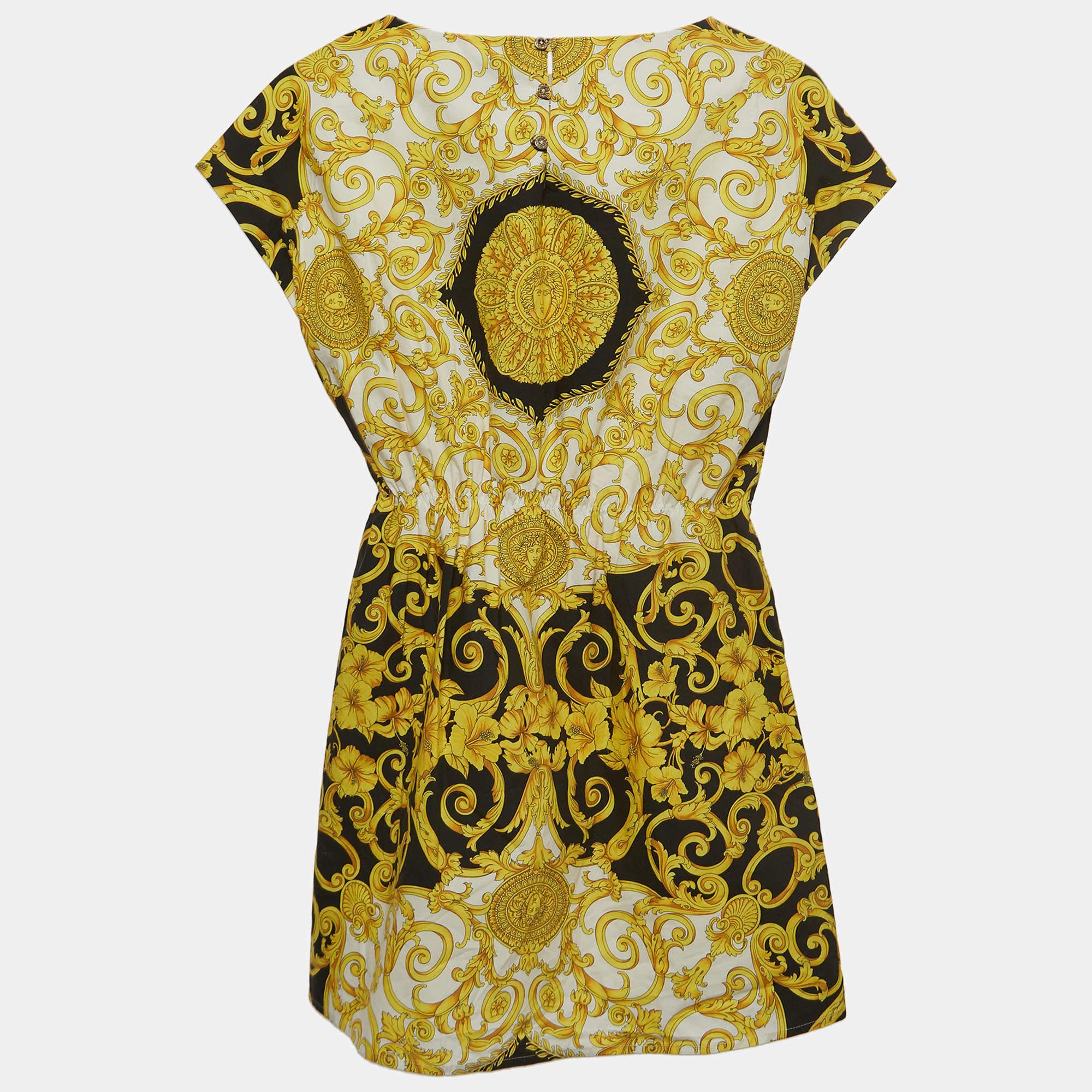 Realizzato in modo meticoloso, questo abito in cotone Young Versace vanta una costruzione meticolosa, un comfort e colori straordinari. La stampa aggiunge un tocco di bellezza e crea un pezzo di tendenza per il tuo giovane trendsetter.