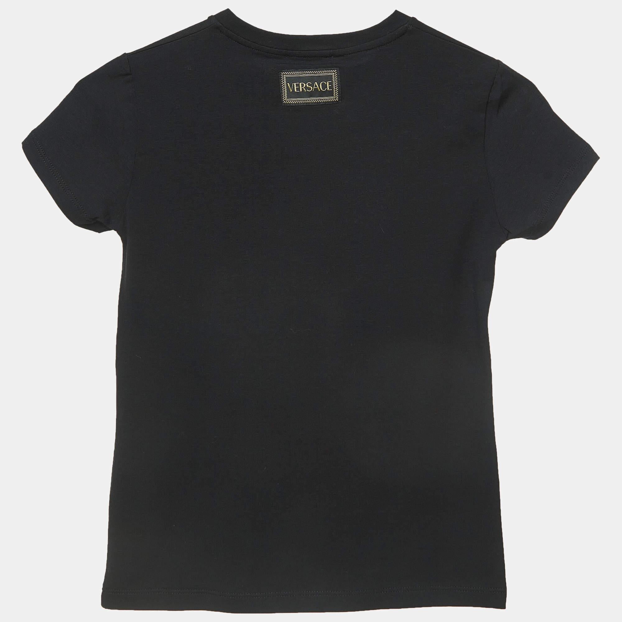 Eleganza nel guardaroba dei più piccoli con la t-shirt Young Versace in cotone. Il design iconico incontra il comfort in questo elegante capo di moda.