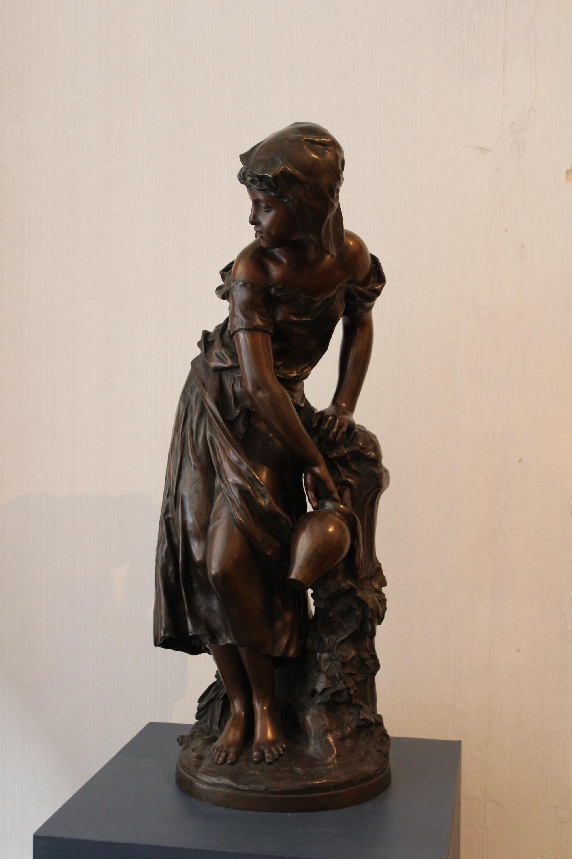 Bronze de Mathurin Moreau (1822-1912)
Jeune femme à la fontaine
Bronze avec patine brune
Signé 