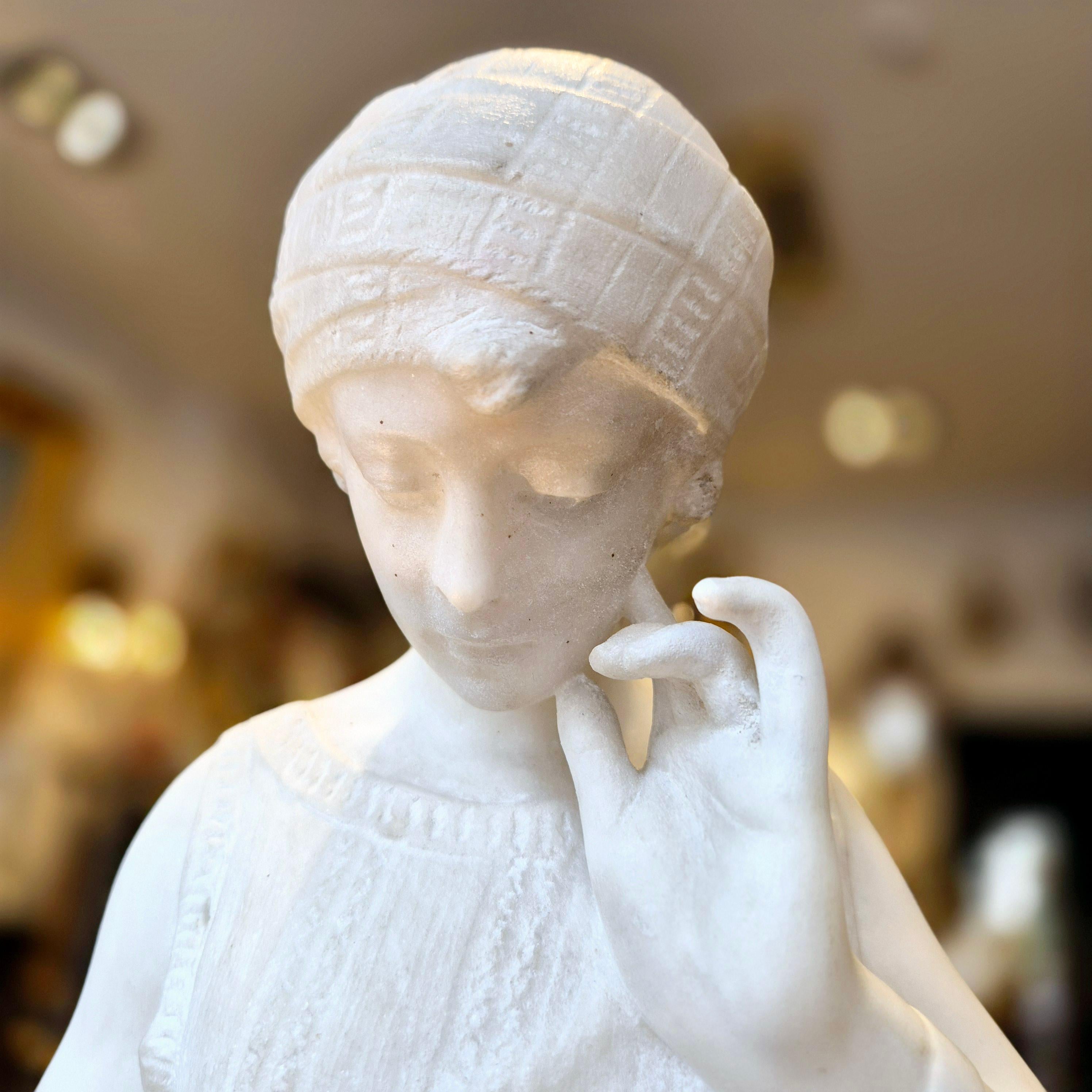 Young woman with jug, Carrara marble, signed Bonnal, early 20th century In Good Condition For Sale In NICE, FR