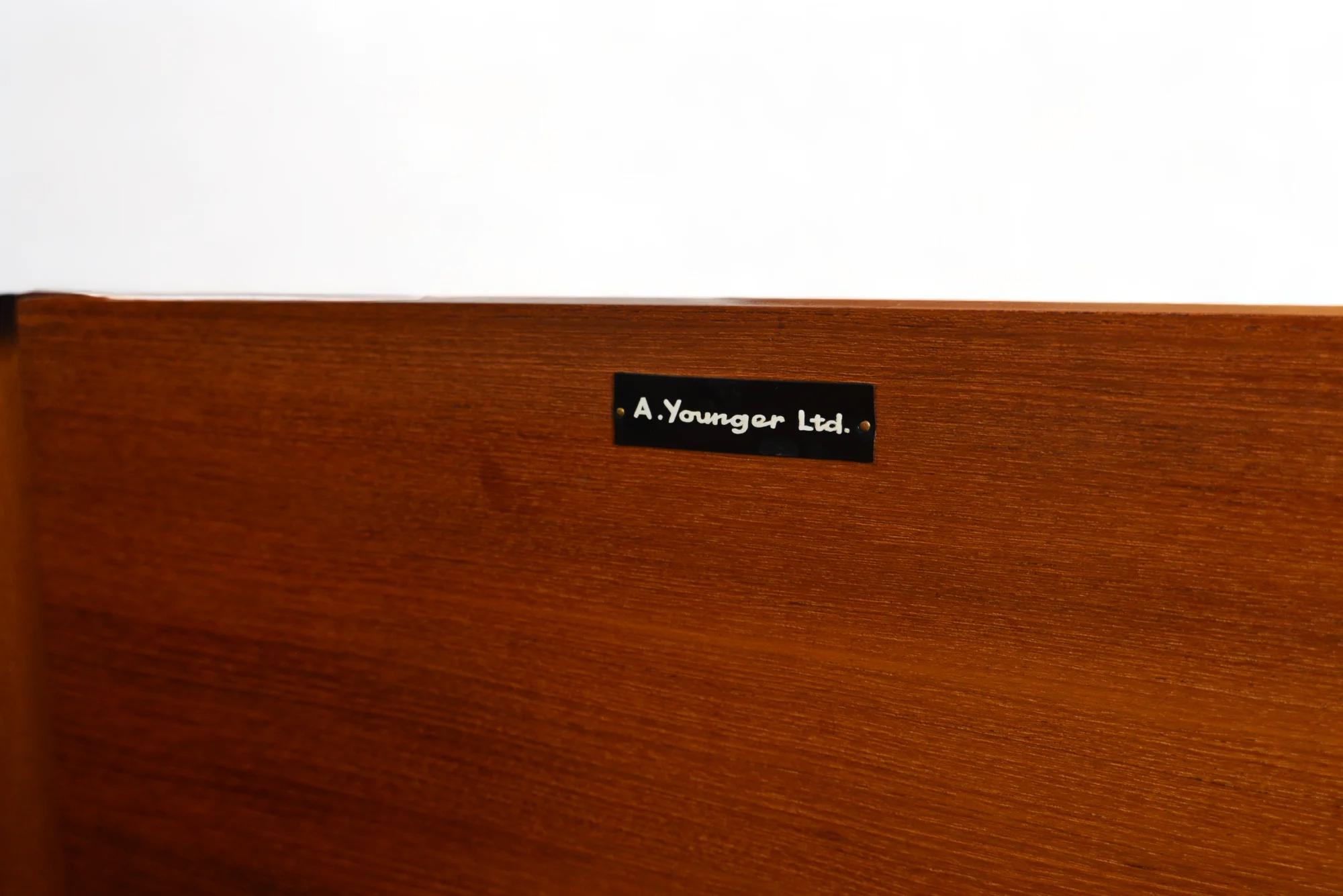 Mid-Century moderno Credenza Younger 