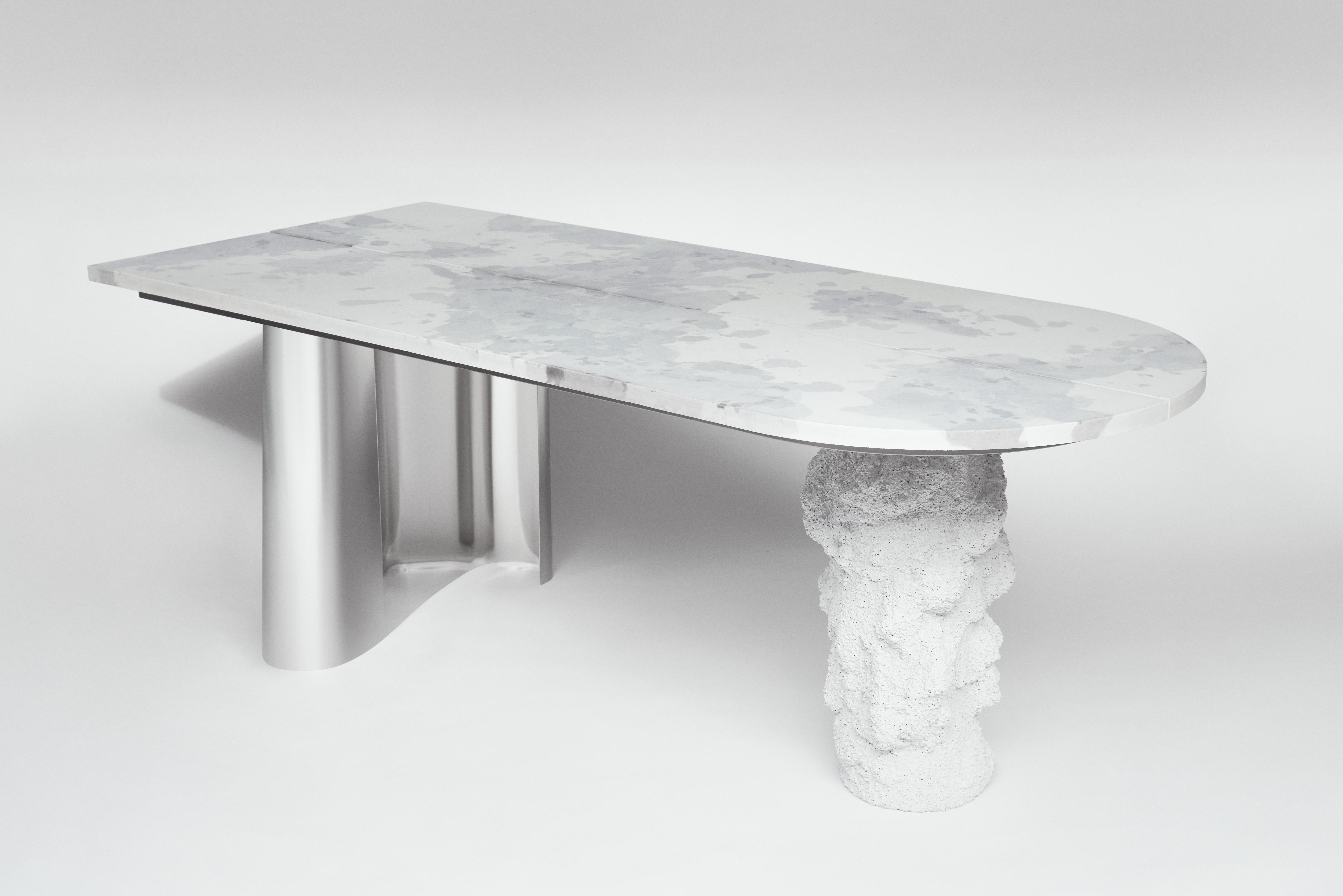 Your Private Sky, like the other pieces designed by the duo – he’s an artist, she’s a designer – was made entirely by hand. It is characterized by a concrete support surface, finished with a white texture that, according to the designers’ intention,