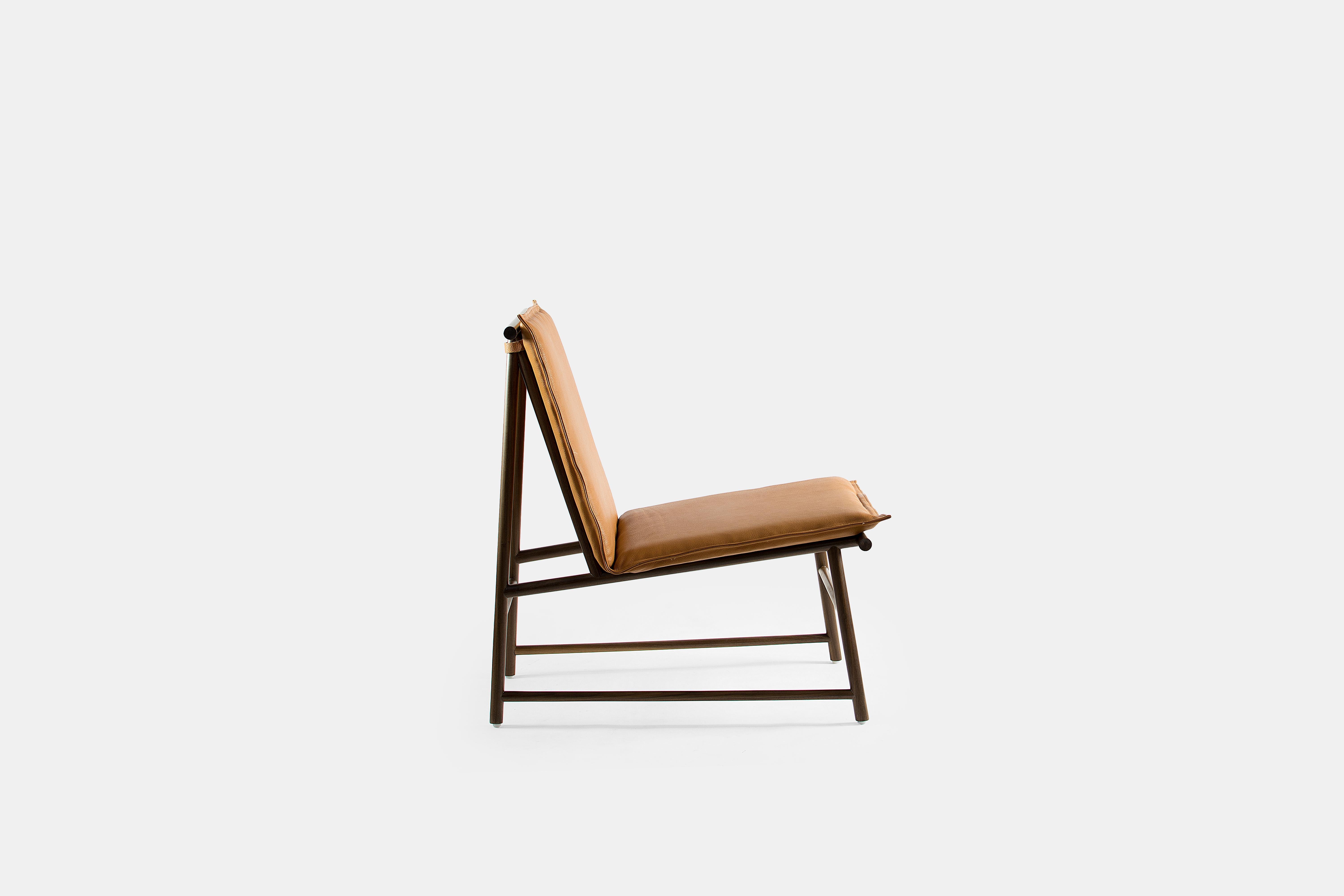 Minimaliste Easy Chair, chaise longue en bois de noyer avec assise en cuir naturel en vente