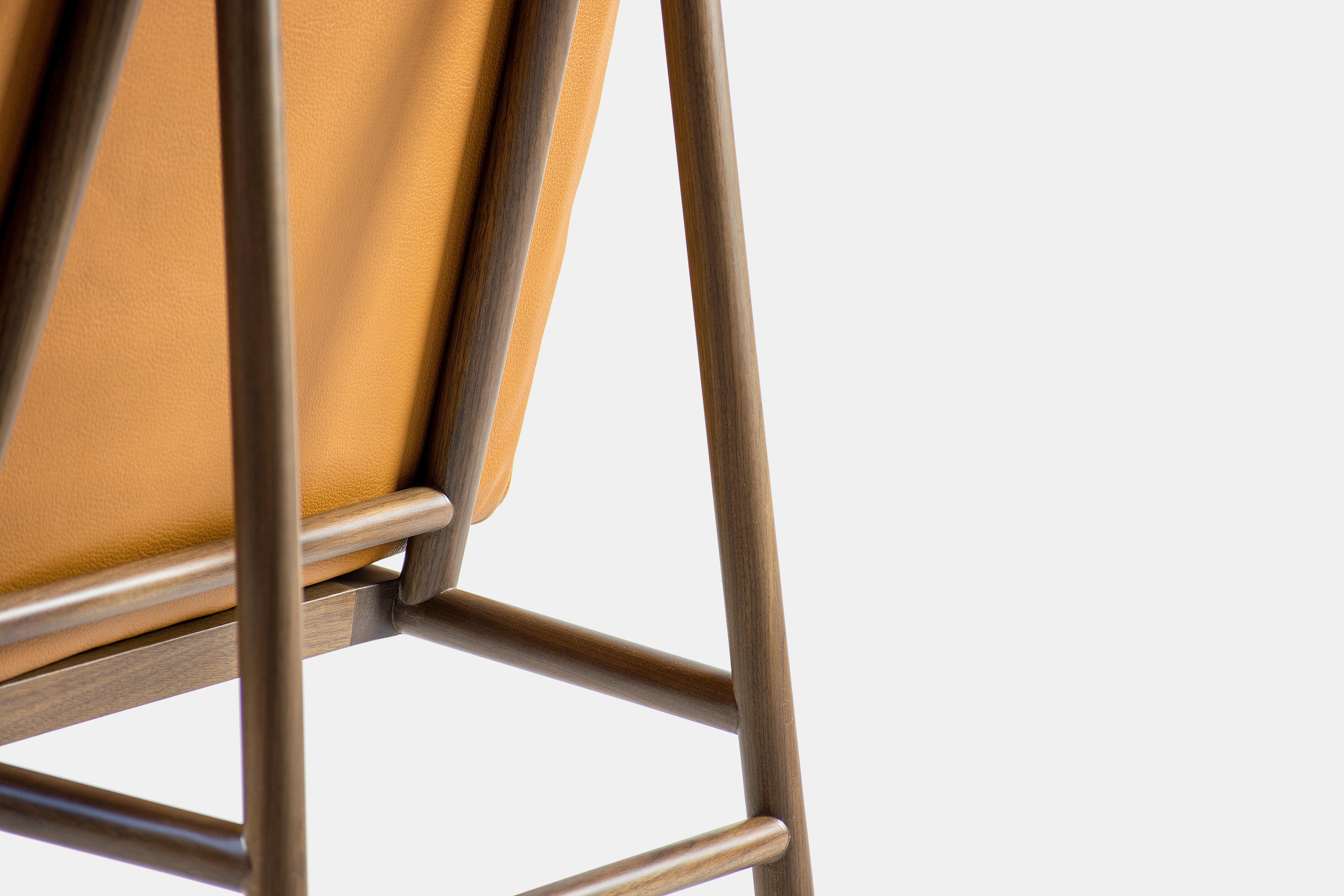 XXIe siècle et contemporain Easy Chair, chaise longue en bois de noyer avec assise en cuir naturel en vente