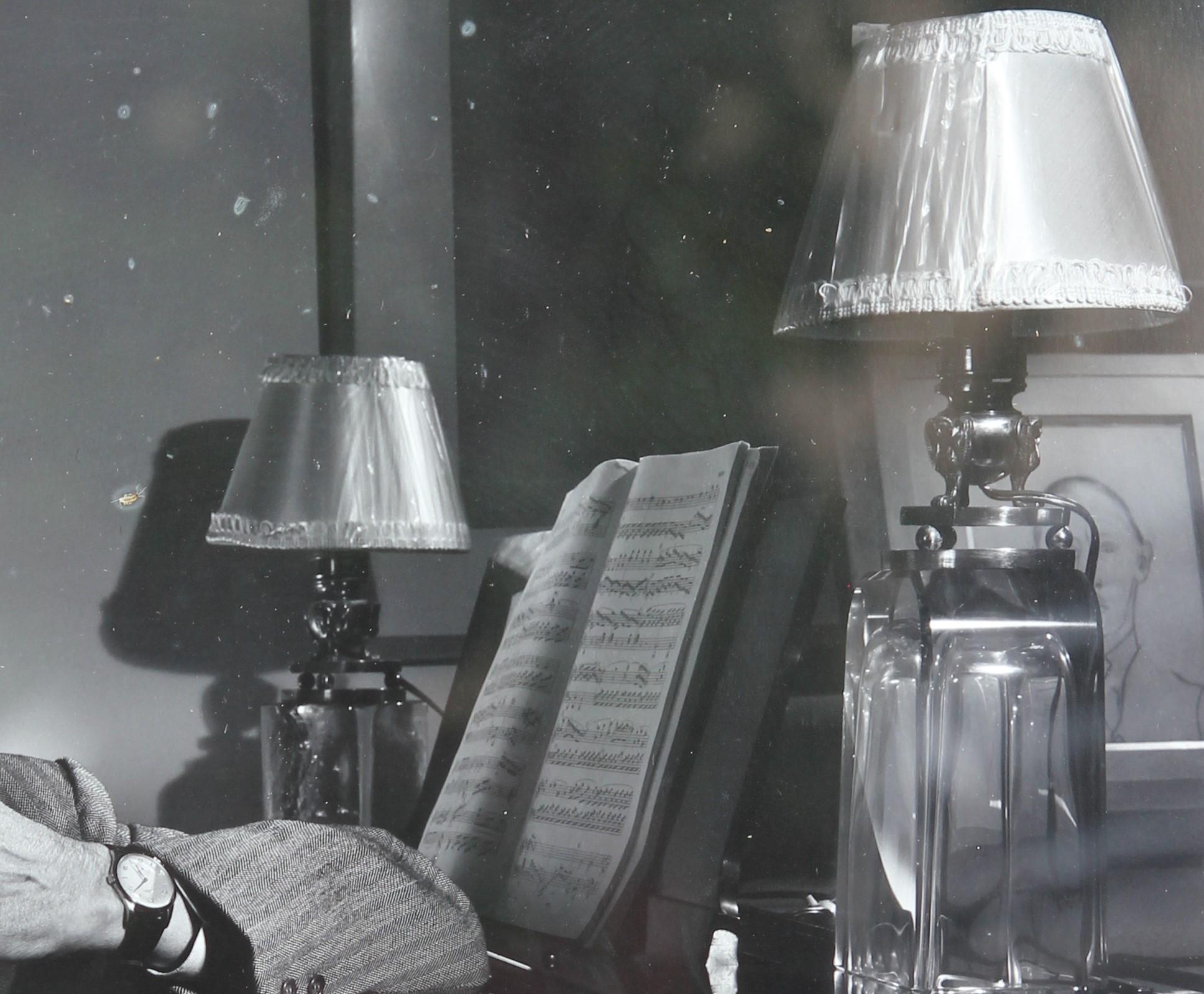 Portrait d'Igor Stravinsky en noir et blanc, réalisé à la gélatine argentique par le célèbre photographe du XXe siècle Yousuf Karsh. Mat et encadré dans un cadre en acier argenté.

Dimensions sans cadre : H 19.75 in. x L 15.75 in. 

Biographie de