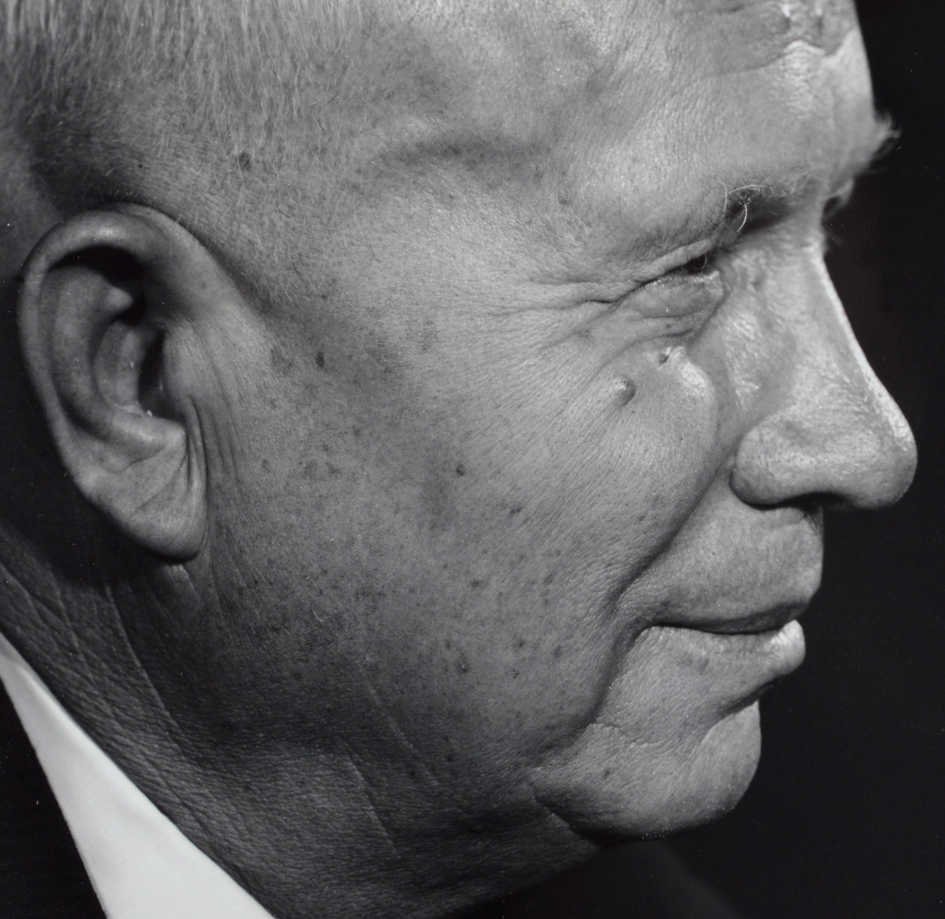 Porträt von Nikita Khrushchev in Profil, Schwarz-Weiß-Fotografie aus der Mitte des Jahrhunderts  – Photograph von Yousuf Karsh