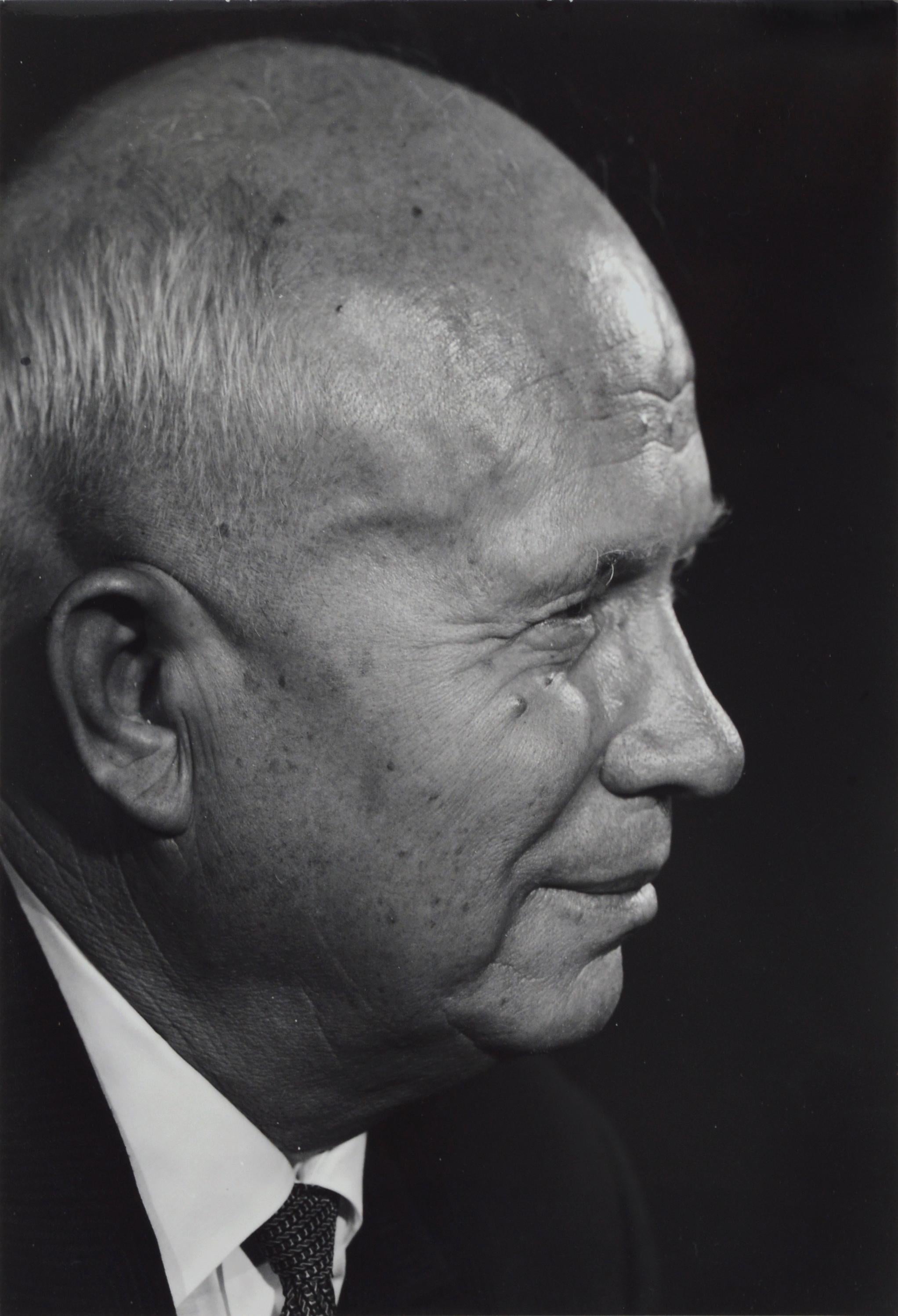 Yousuf Karsh Portrait Photograph – Porträt von Nikita Khrushchev in Profil, Schwarz-Weiß-Fotografie aus der Mitte des Jahrhunderts 