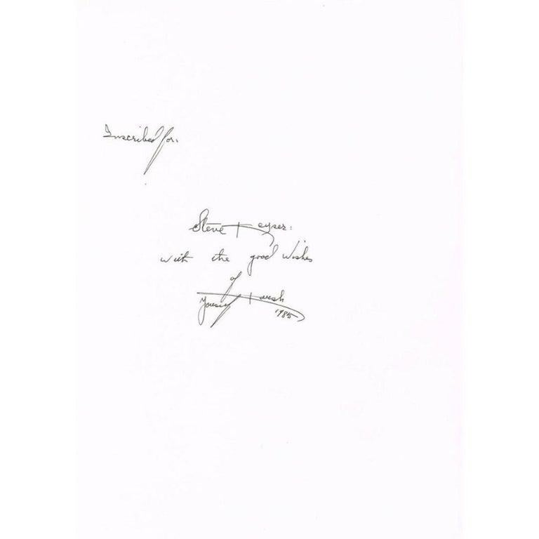 Papier Autographe de Yousuf Karsh sur une copie du livre Karsh a Fifty-Year Retrospective (Karsh a Fifty-Year Retrospective)