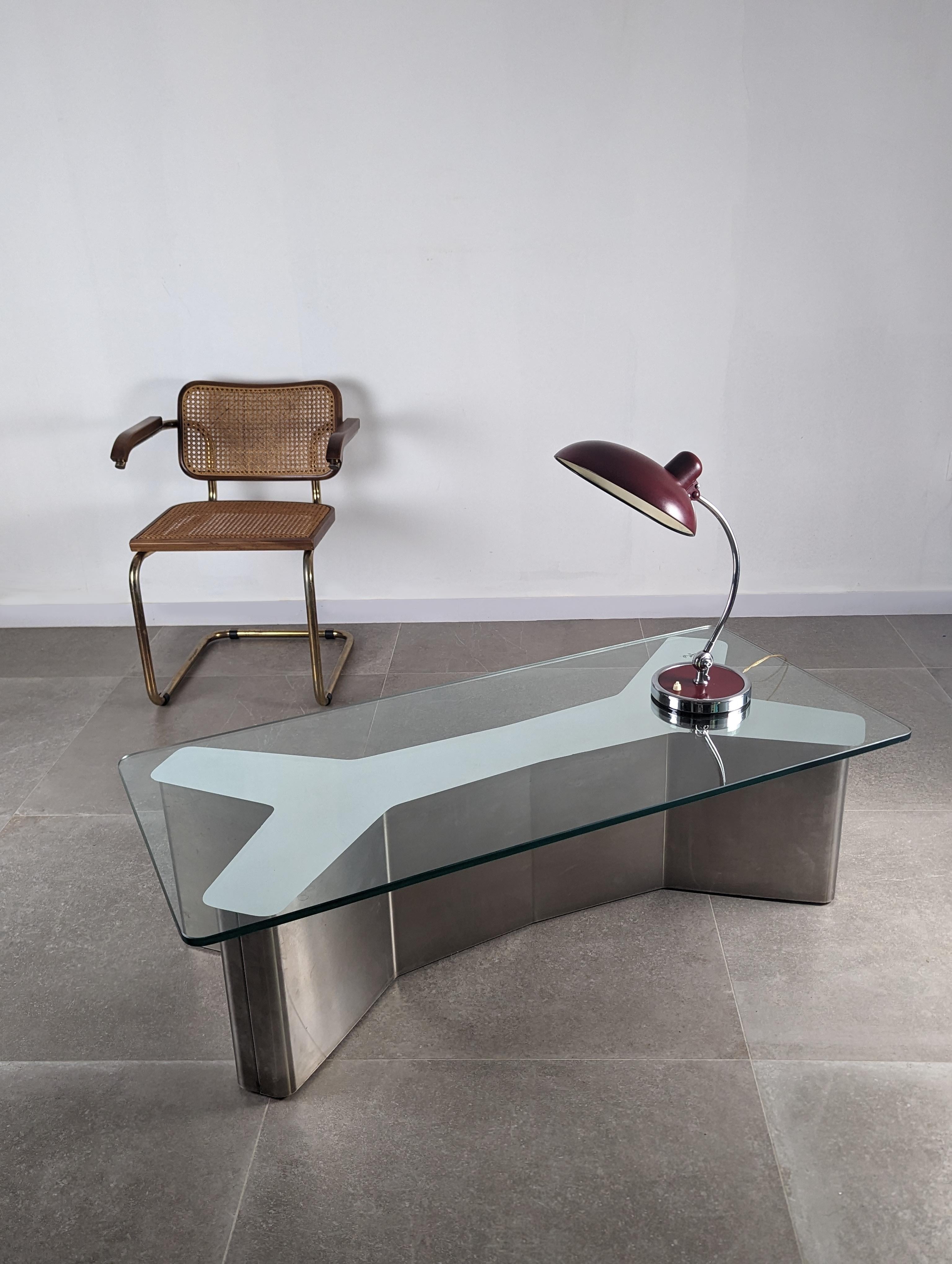 Spectacular coffee table with a fantastic double ypsilon design made of stainless steel and glass with a central mirror that gives us an elegant visual fusion between the two. Design and exclusivity come together in this table to enhance any room