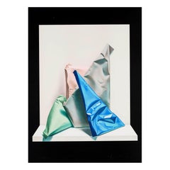 Quatre objets en papier sur étagère