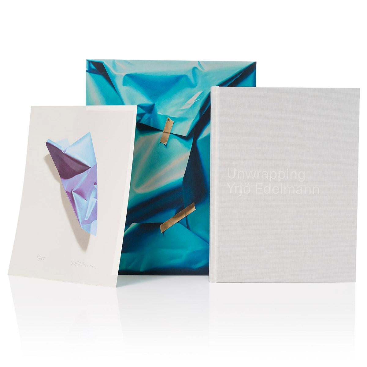 Tieni presente che l'oggetto di carta sulla stampa può avere forme diverse. 
Dimensioni della scatola 38x30cm. Edizione limitata di 200 esemplari.

Unwrapping Yrjö Edelmann è un omaggio all'artista che stupisce il mondo con la sua pittura trompe
