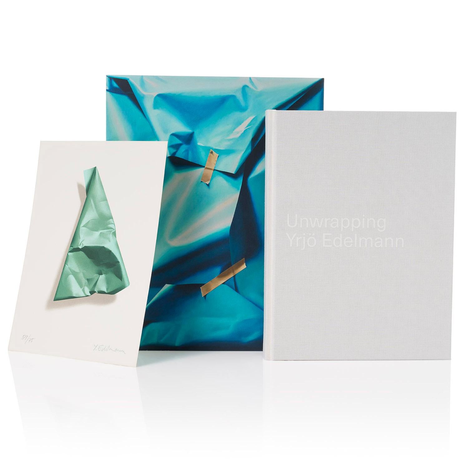 Tieni presente che l'oggetto di carta sulla stampa può avere forme diverse. 
Dimensioni della scatola 38x30cm. Edizione limitata di 200 esemplari.

Unwrapping Yrjö Edelmann è un omaggio all'artista che stupisce il mondo con la sua pittura trompe