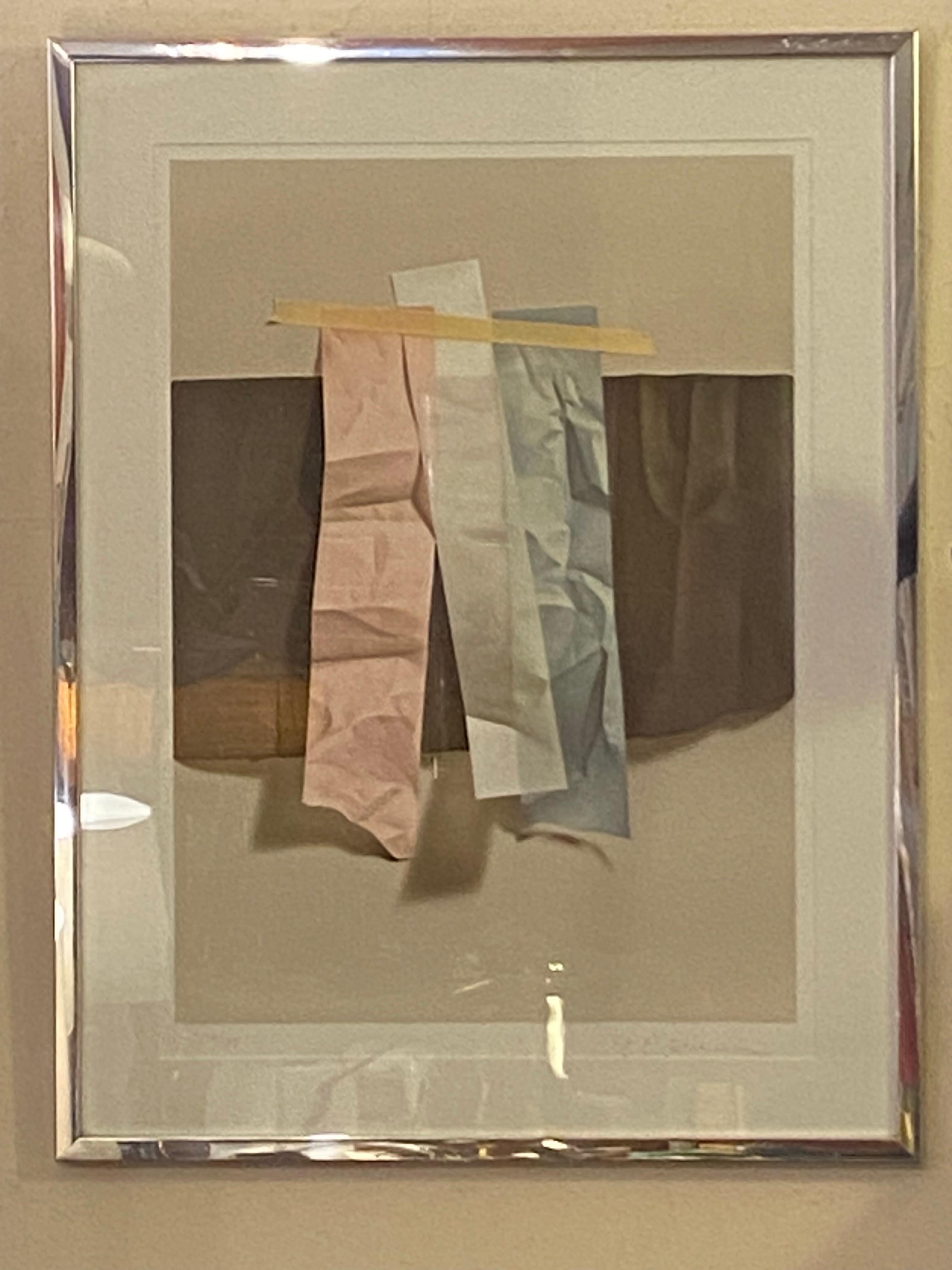 Lithographie signée et numérotée de Yrjo Edelmann datant du milieu des années 1980.  Connu pour ses sujets d'art hyperréalistes de pièces de papier enveloppées et pliées.  Encadré dans ce qui semble être son cadre d'origine !