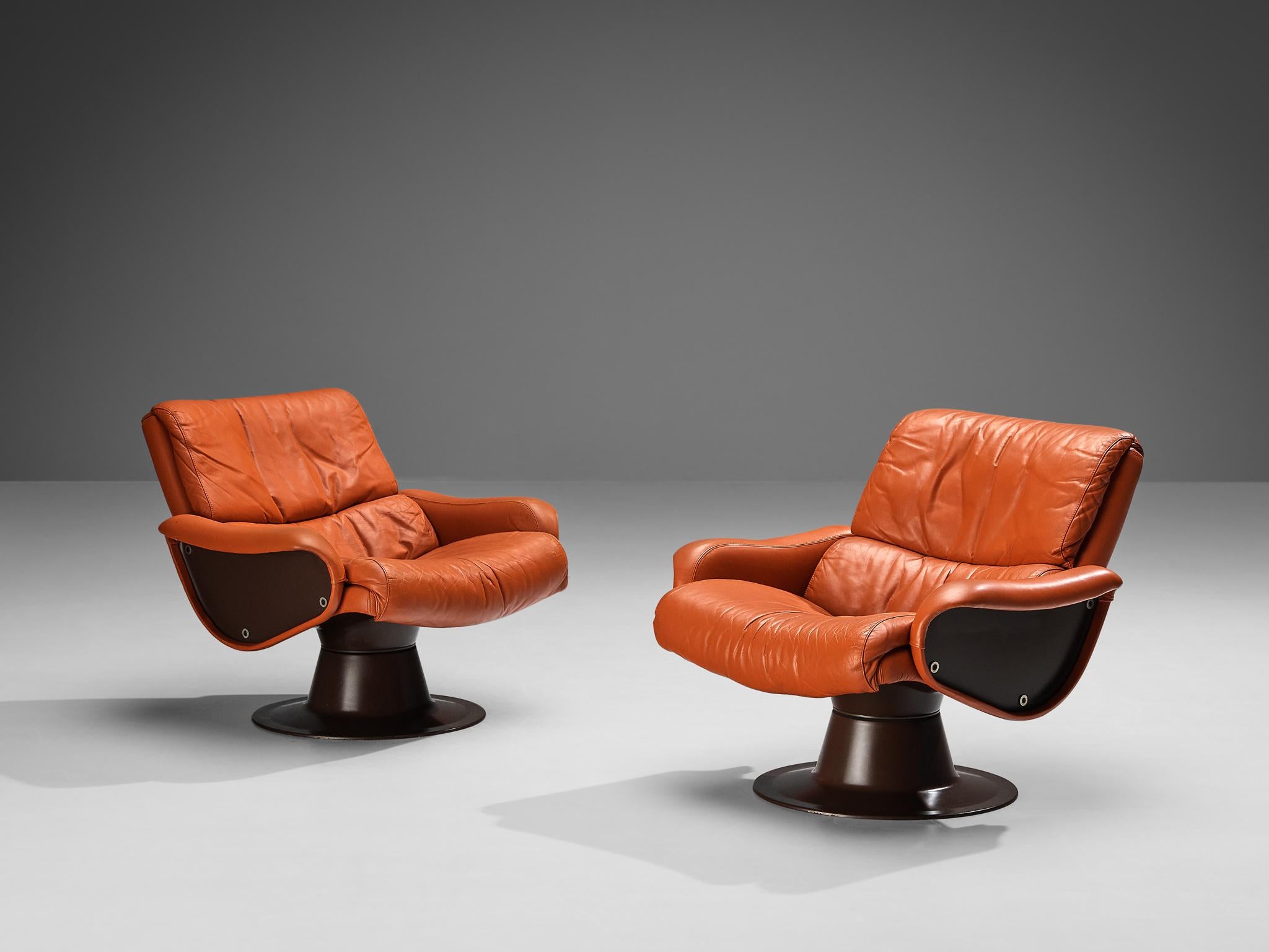 Yrjö Kukkapuro for Haimi, pair of 'Saturnus' lounge chair, leather, fiberglass, Finland, 1960s

Stunning easy chairs in cognac brown leather and fiberglass by Finnish designer Yrjö Kukkapuro. This organic shaped chair is made in a moulded fiberglass