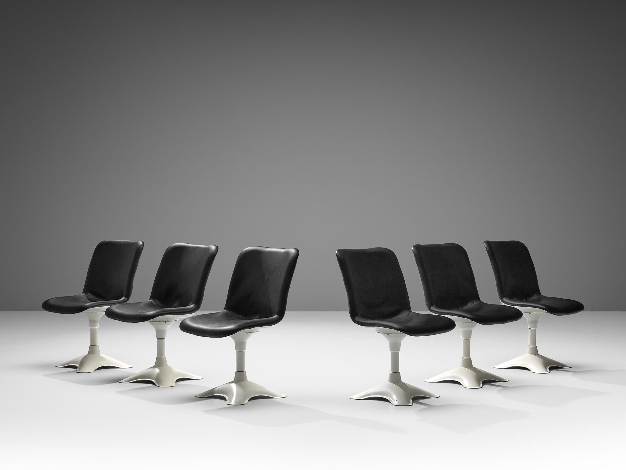Yrjö Kukkapuro pour Haimi, ensemble de six chaises de salle à manger modèle '415A', cuir noir, fibre de verre, aluminium, Finlande années 1960 

Ces chaises de salle à manger de forme organique ont été conçues par le designer finlandais Yrjö