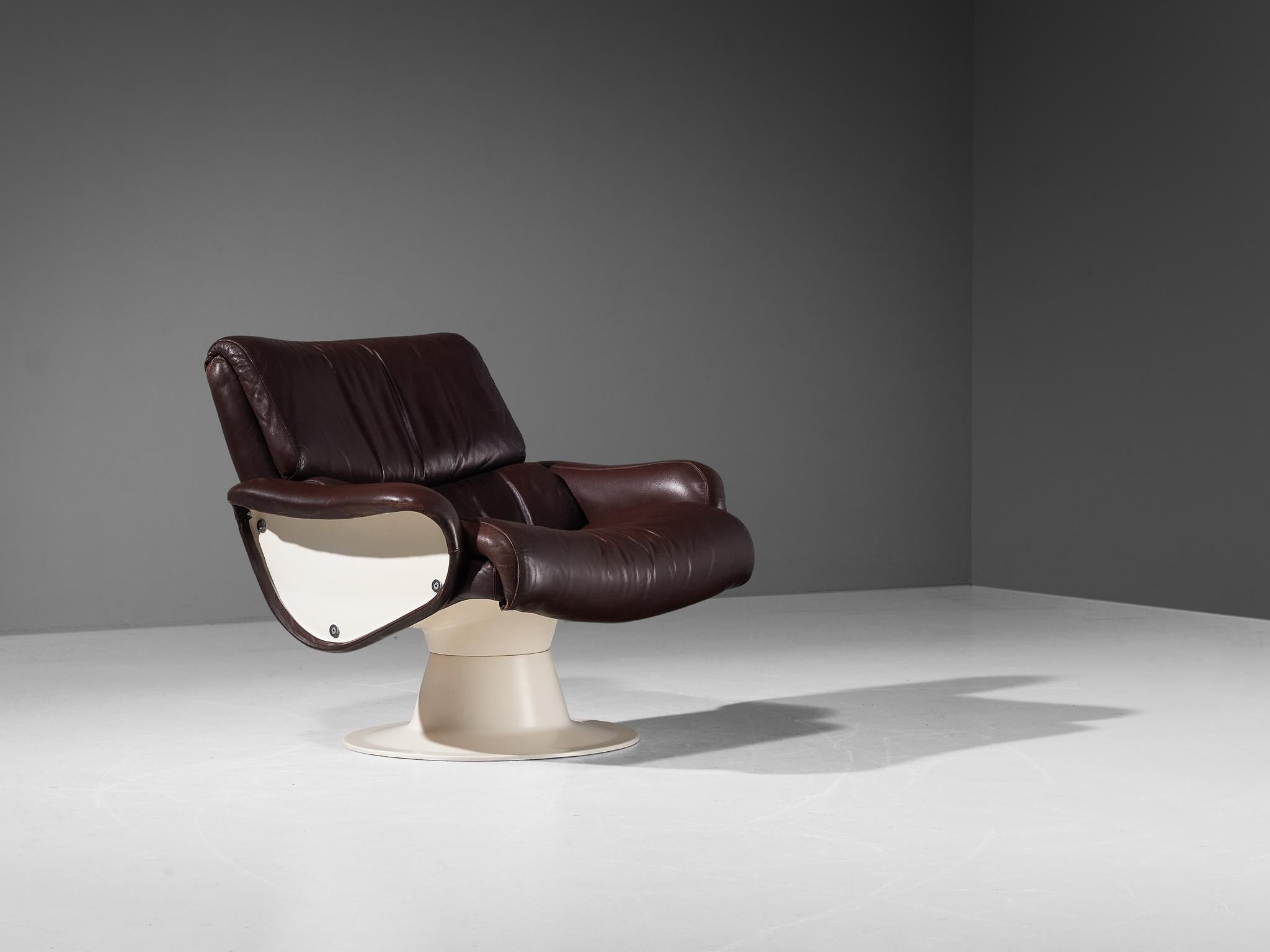 Yrjö Kukkapuro for Haimi, 'Saturnus' lounge chair, leather, fiberglass, Finland, 1960s

Organic shaped lounge chair by Finnish designer Yrjö Kukkapuro. This chair consist of a moulded fiberglass frame and seat with thick dark brown leather cushions.