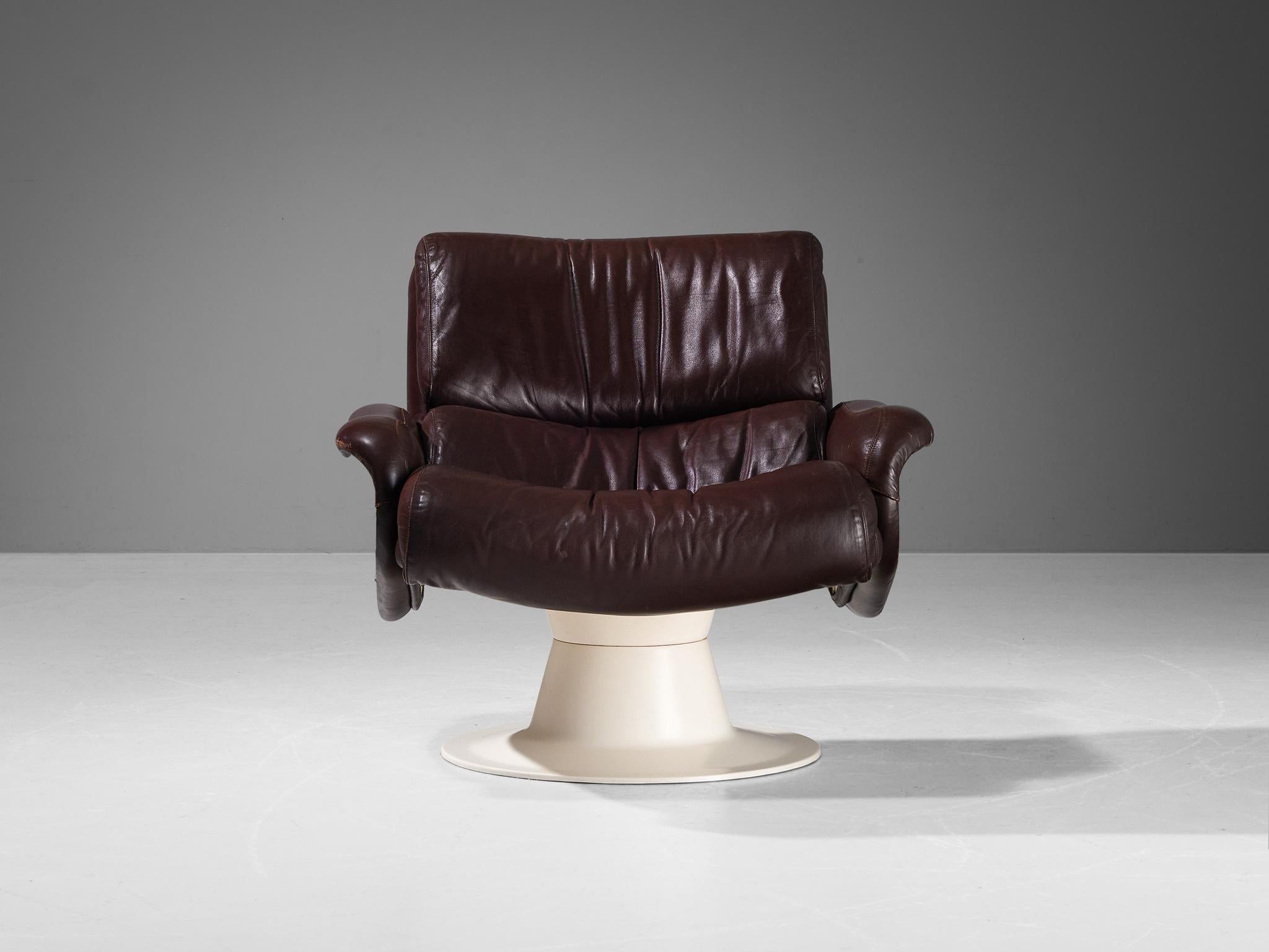 Yrjö Kukkapuro pour Haimi Chaise longue 'Saturnus' en cuir brun Bon état - En vente à Waalwijk, NL