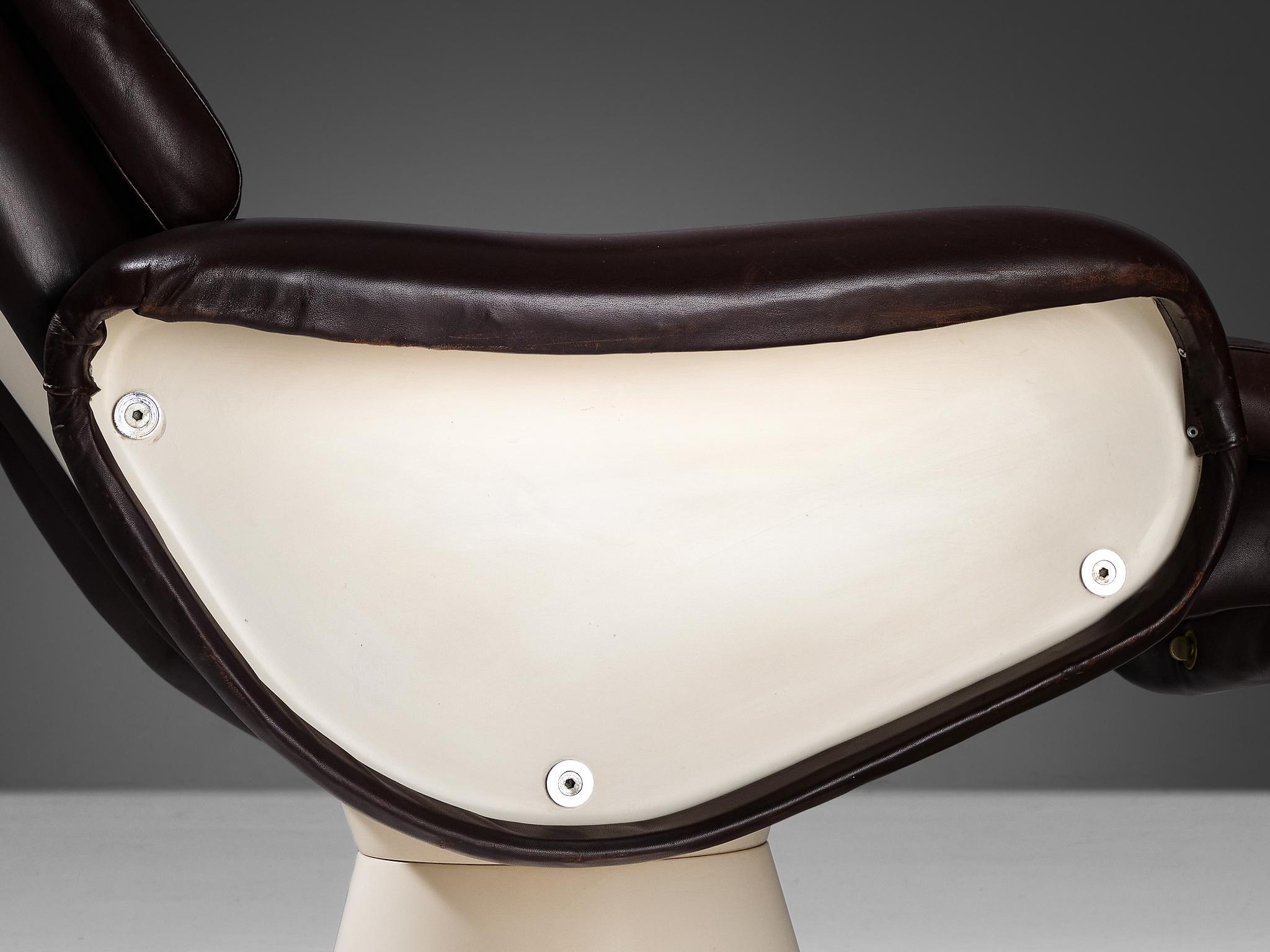 Milieu du XXe siècle Yrjö Kukkapuro pour Haimi Chaise longue 'Saturnus' en cuir brun en vente