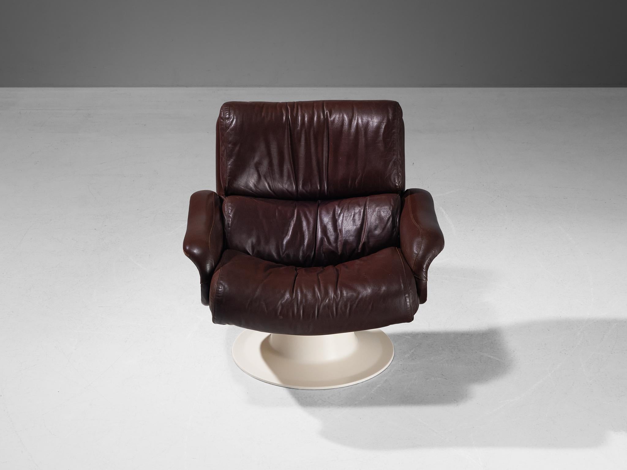 Yrjö Kukkapuro pour Haimi Chaise longue 'Saturnus' en cuir brun en vente 1