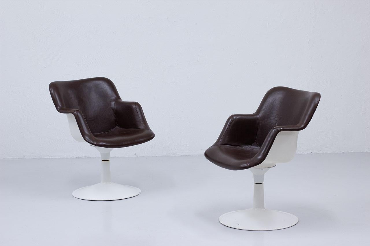 Beautiful and rare pair of “Junior” armchairs designed by Yrjö Kukkapuro, manufactured by Haimi in Finland during the mid–1960s. Swivel chairs, made from fiberglass with enameled white steel base. Seats are covered with original dark brown leather