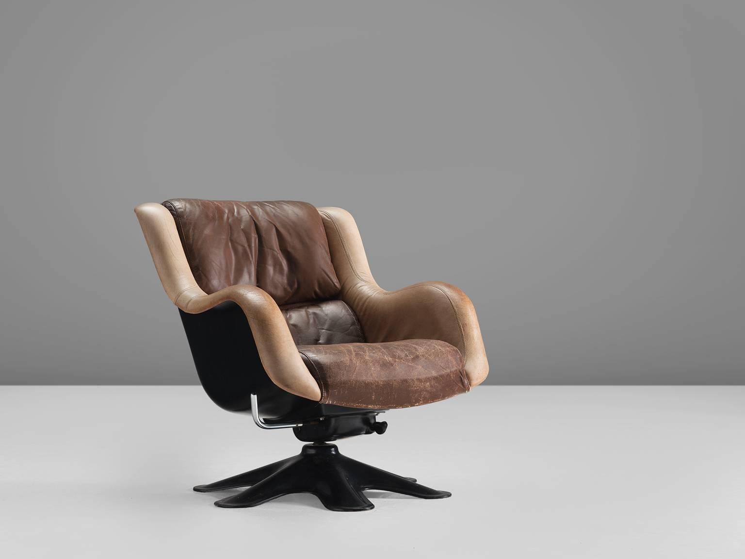 Yrjö Kukkapuro for Haimi, 'Karuselli' lounge chair, in leather, fiberglass, Finland, 1960s.

Organic shaped lounge chair by Finnish designer Yrjö Kukkapuro. This chair consist of a moulded plastic shell with thick leather cushions on the upholstery.