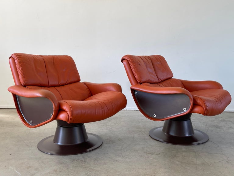 Wonderful pair of leather lounge chairs by Yrjö Kukkapuro
