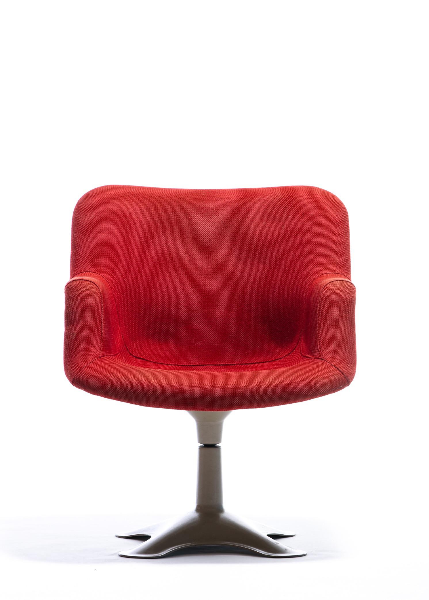 Yrjö Kukkapuro molded fiberglass swivel armchair in organic shape with red woven fabric. Fabric shows some moderate fading and age. Fabric is presentable but you will want to reupholster for it to be pristine. No chips to fiberglass, but some scuffs