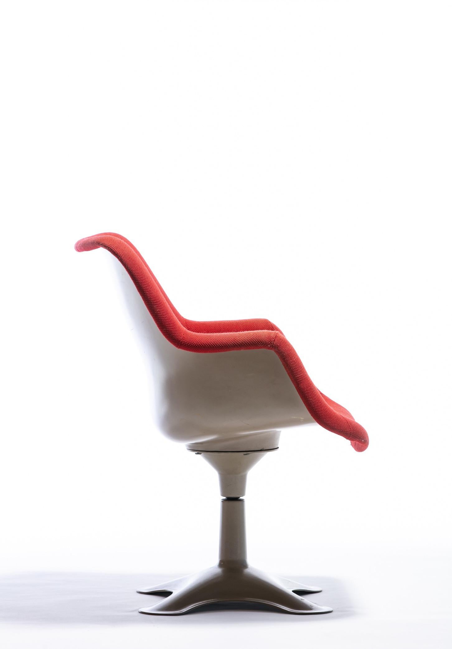 Mid-Century Modern Yrjö Kukkapuro Molded Fiberglass Swivel Armchair For Sale