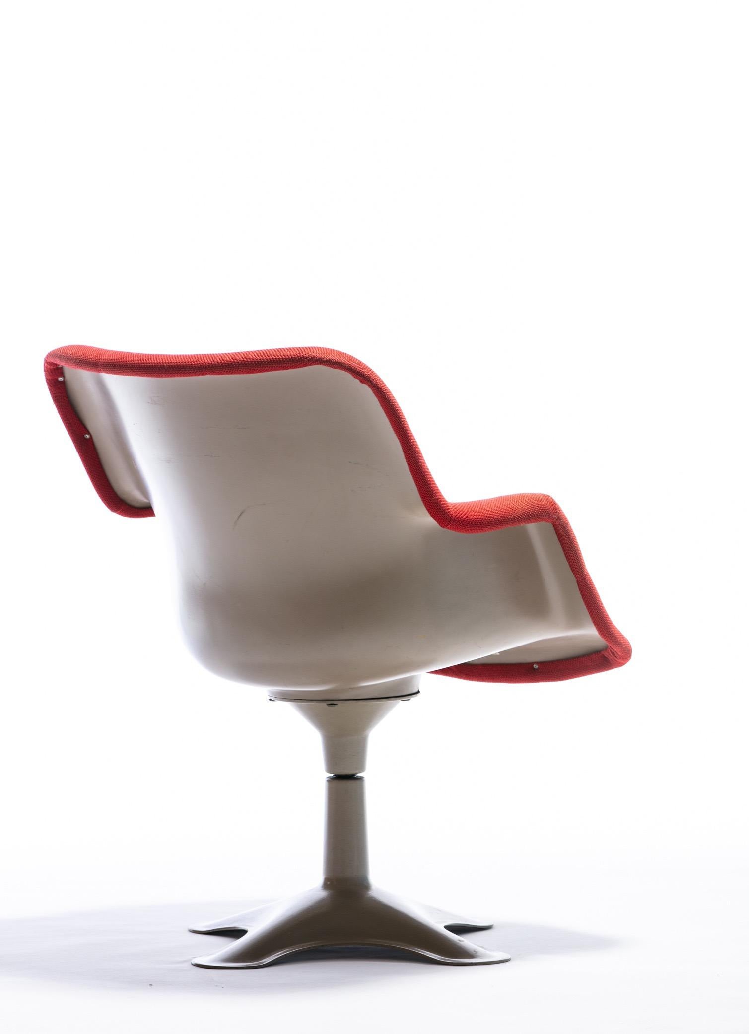 Yrjö Kukkapuro Molded Fiberglass Swivel Armchair In Fair Condition For Sale In Saint Louis, MO