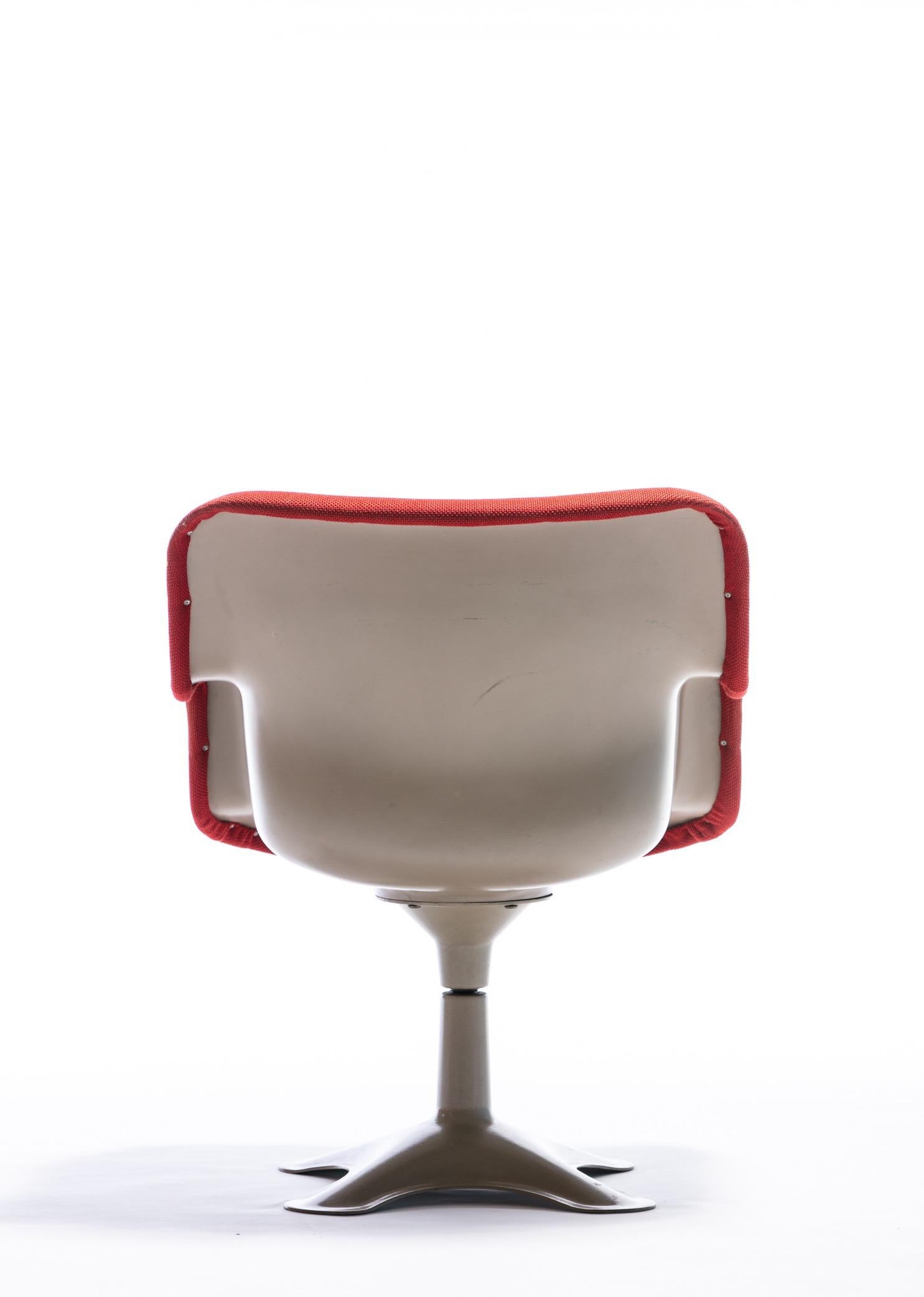 Mid-20th Century Yrjö Kukkapuro Molded Fiberglass Swivel Armchair For Sale