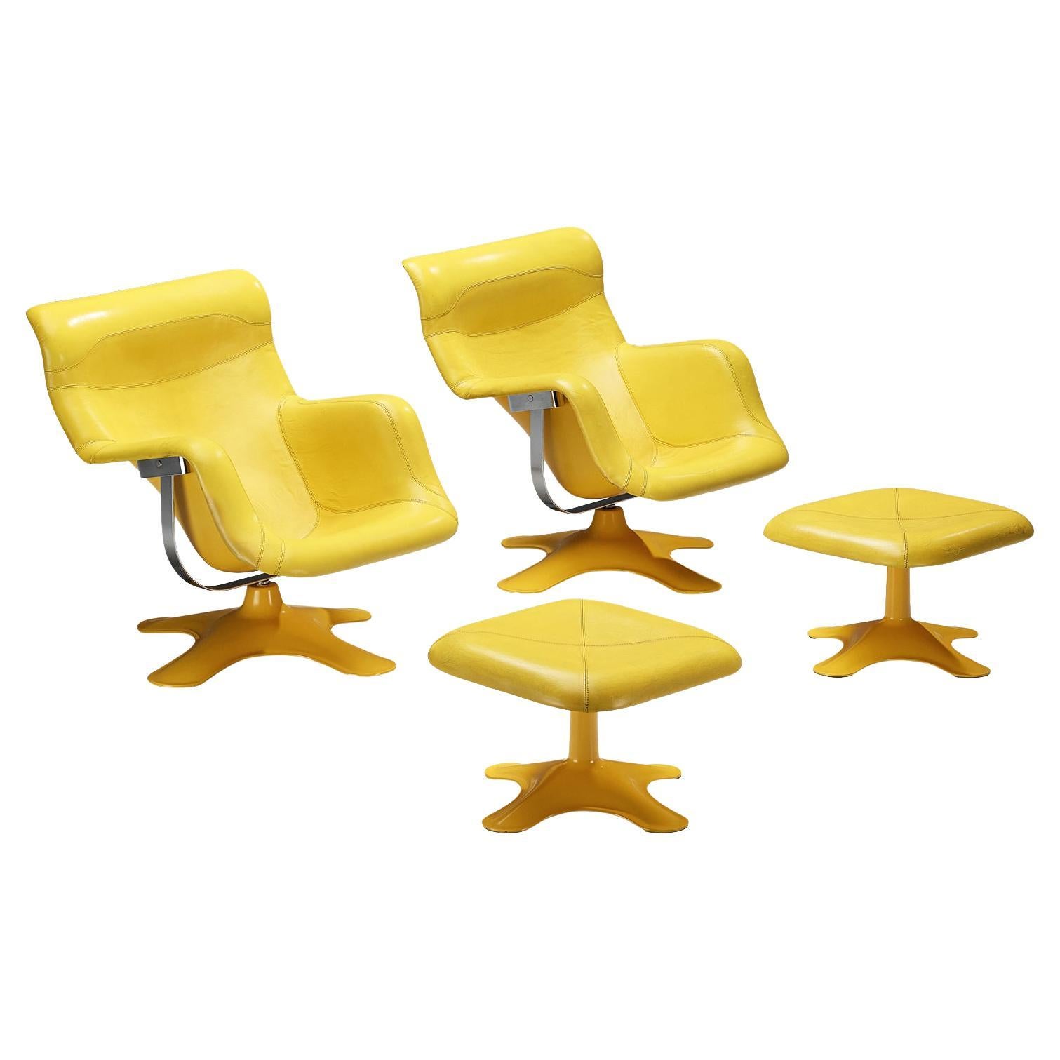 Yrjö Kukkapuro Paire de chaises et d'ottomans "Karuselli" en cuir jaune 