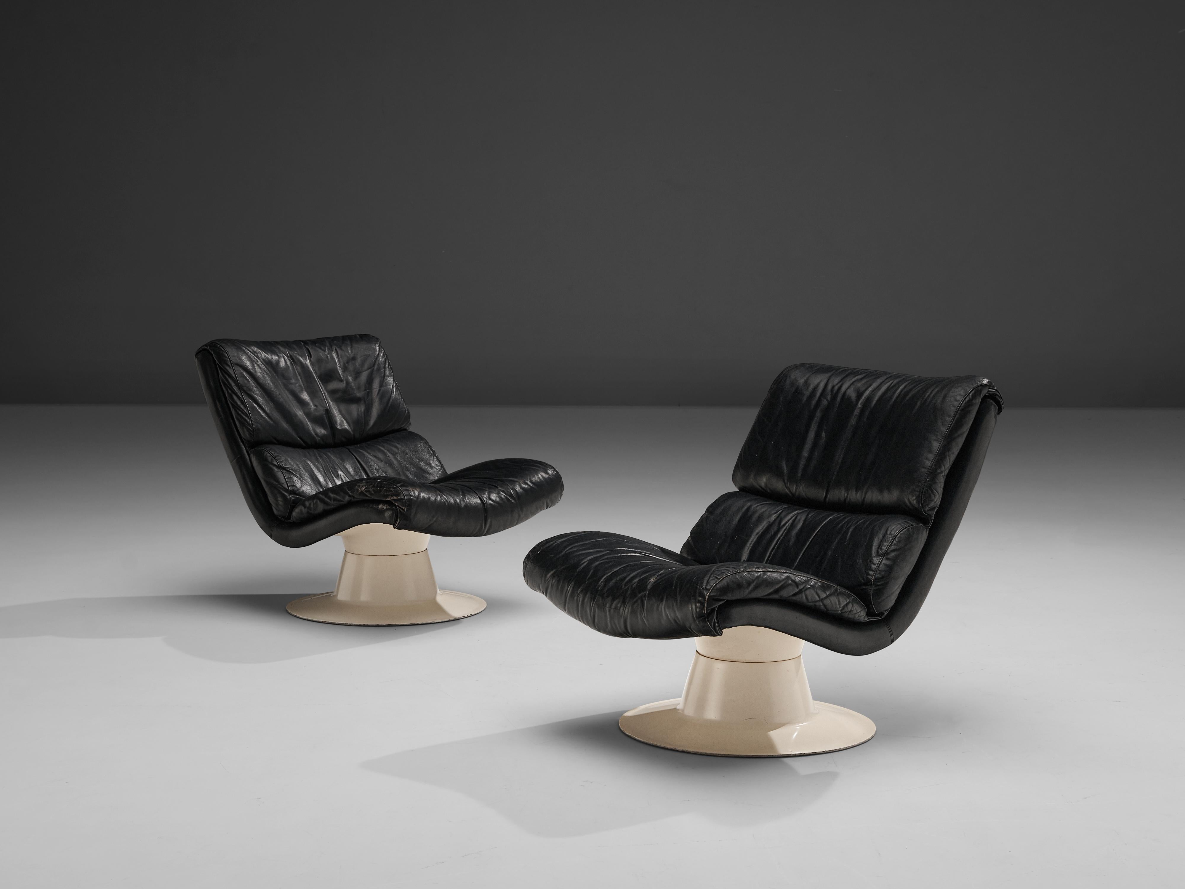 Yrjo Kukkapuro for Haimi, easy chairs model 'Saturnus C', black leather, white fiberglass, Finland, 1960s.

Organic shaped 'Saturnus C' lounge chairs by Finnish designer Yrjö Kukkapuro. This chair consist of a moulded plastic shell with thick