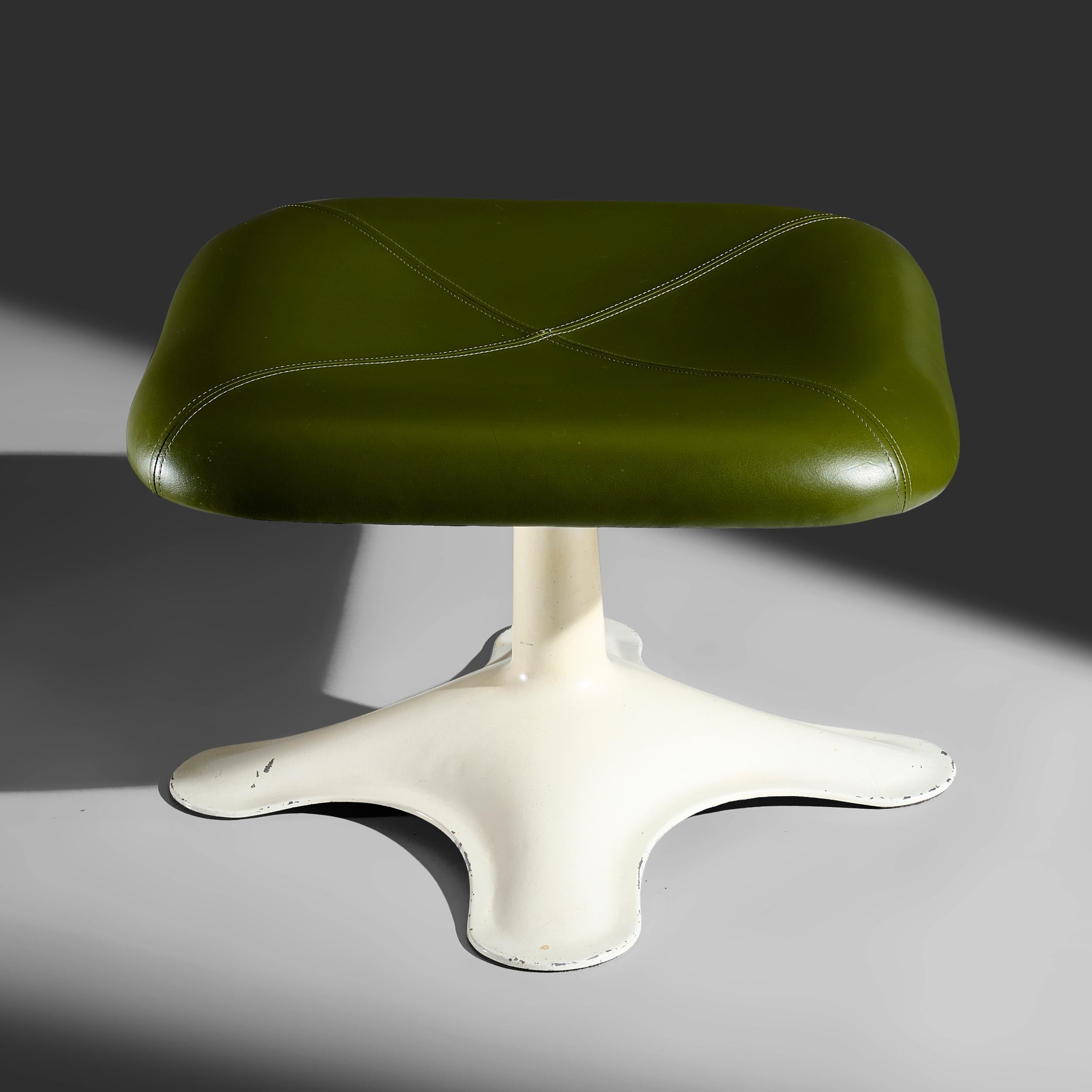 Yrjö Kukkapuro rare model Karuselli lounge chair with ottoman in green leather f 1