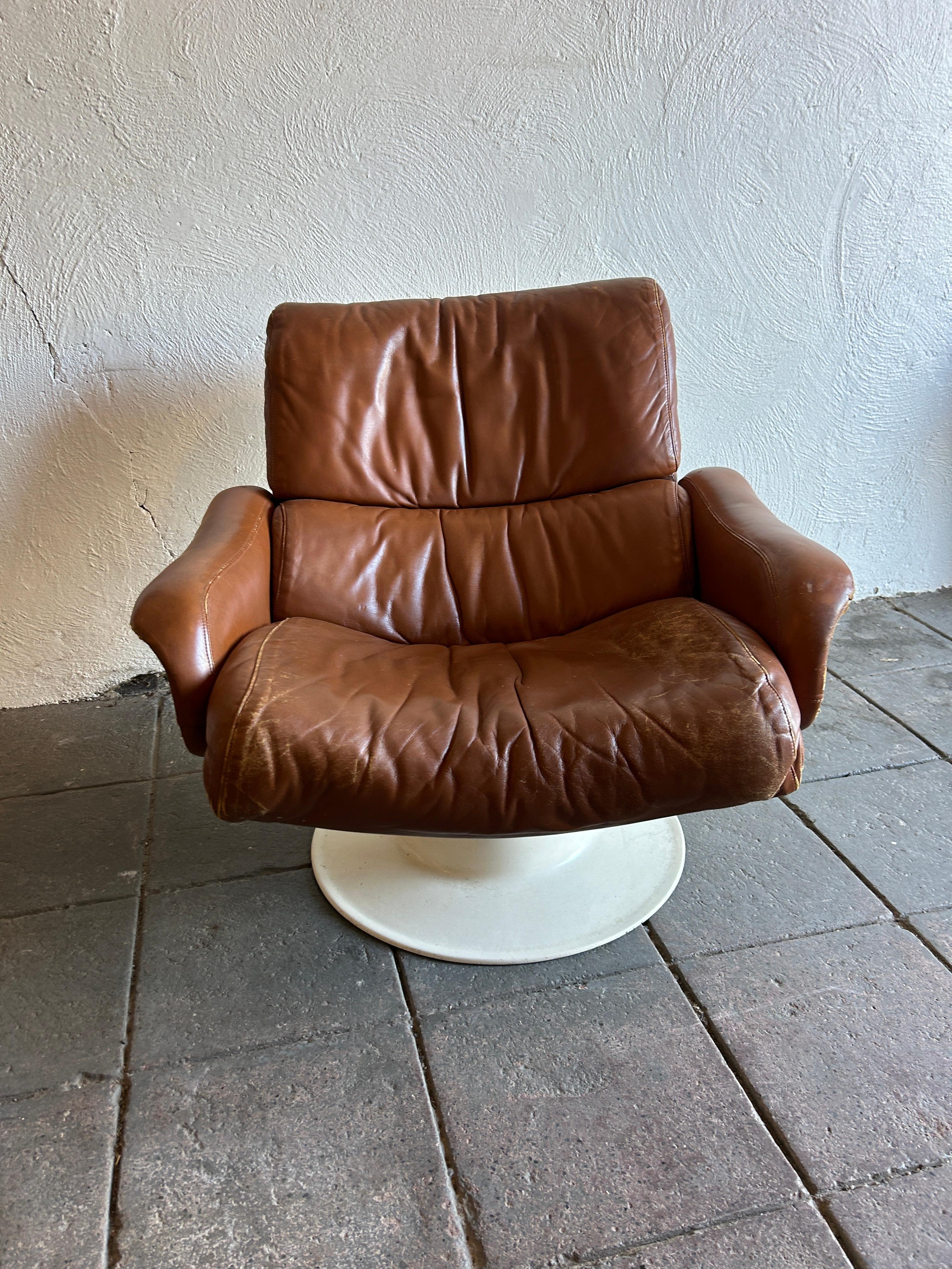 Rare Mid century modern space age brown leather and Fiberglass lounge chair. Designed by Yrjo Kukkapuro Saturn Lounge
Chair Model B-175-18. Circa 1960 made in Finland. Chair is vintage and the leather shows patina tiny chips to fiberglass. Labeled